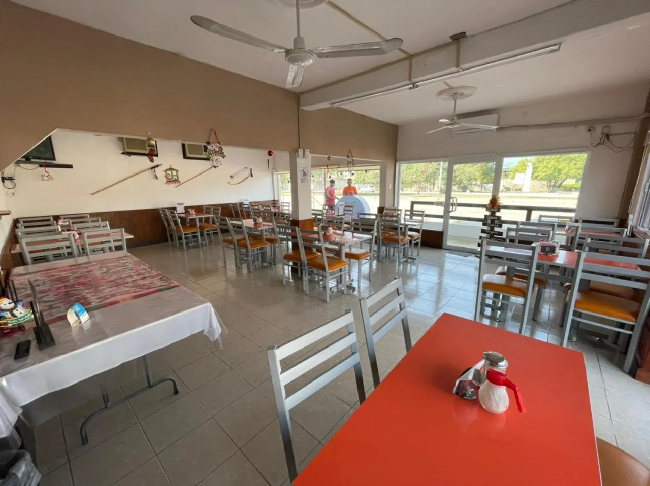 Restaurant/places to eat in Hotel Moreno