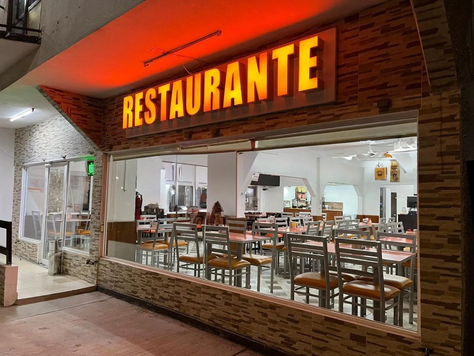 Restaurant/places to eat in Hotel Moreno