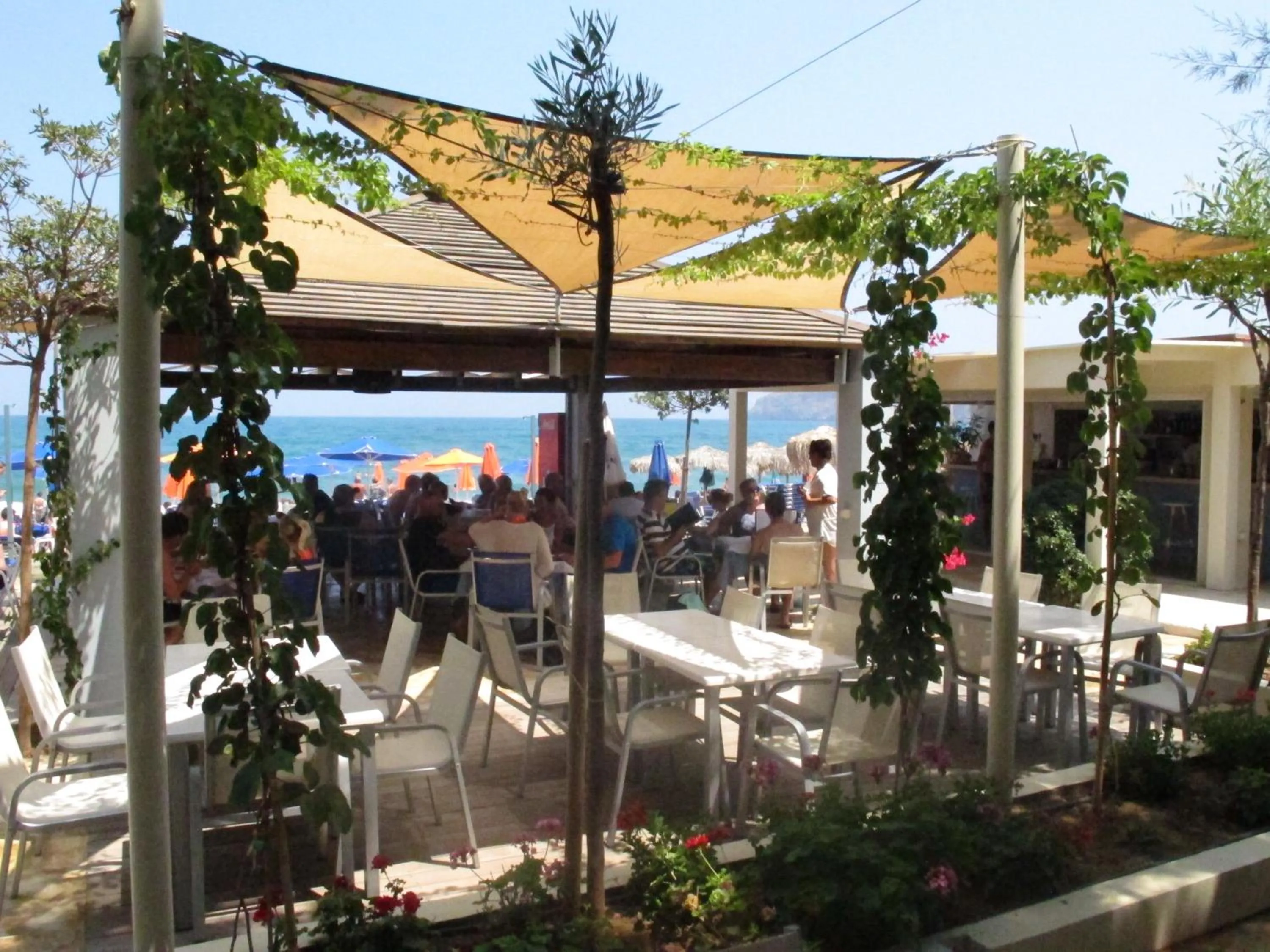 Restaurant/places to eat in Melina Beach
