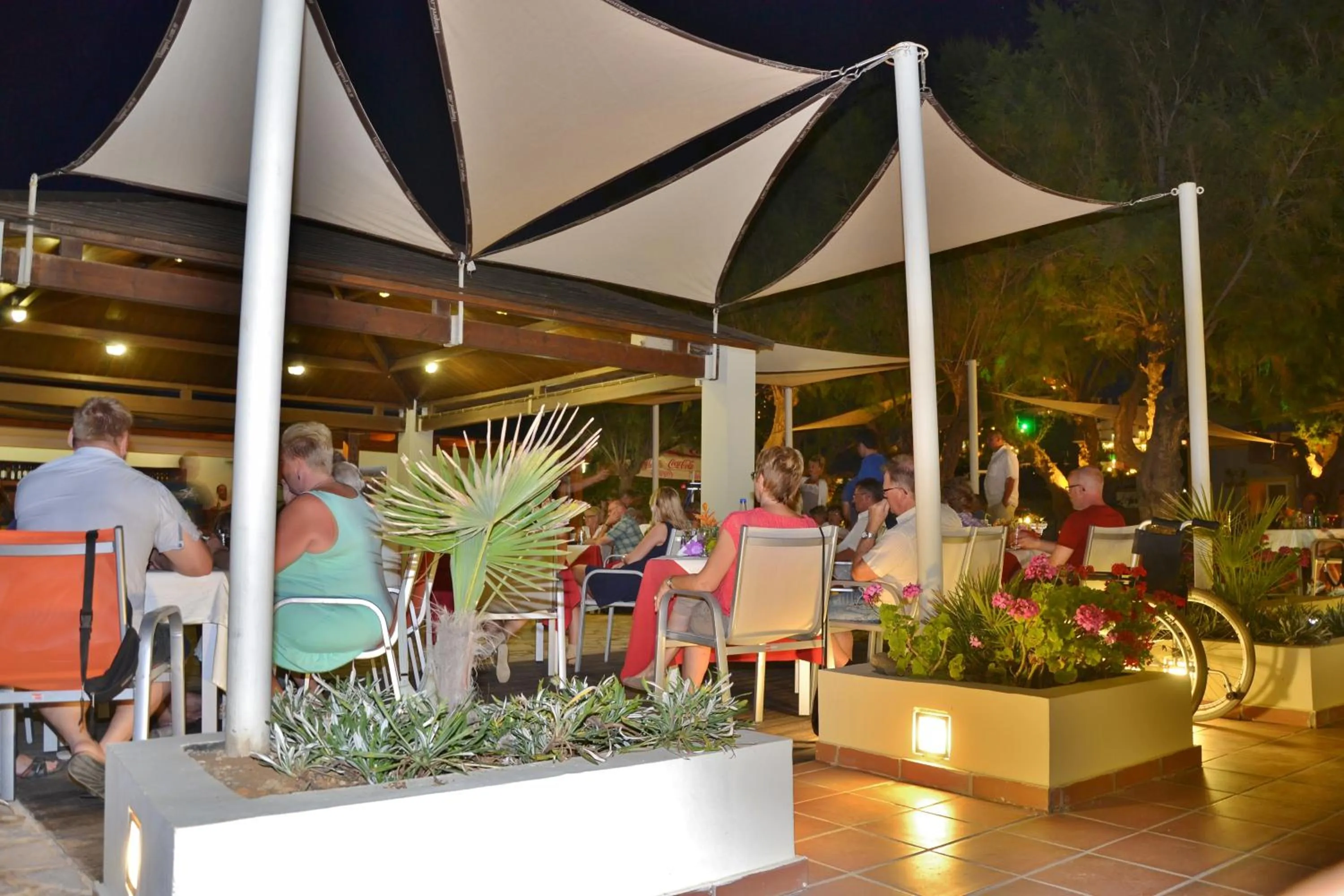 Restaurant/places to eat in Melina Beach