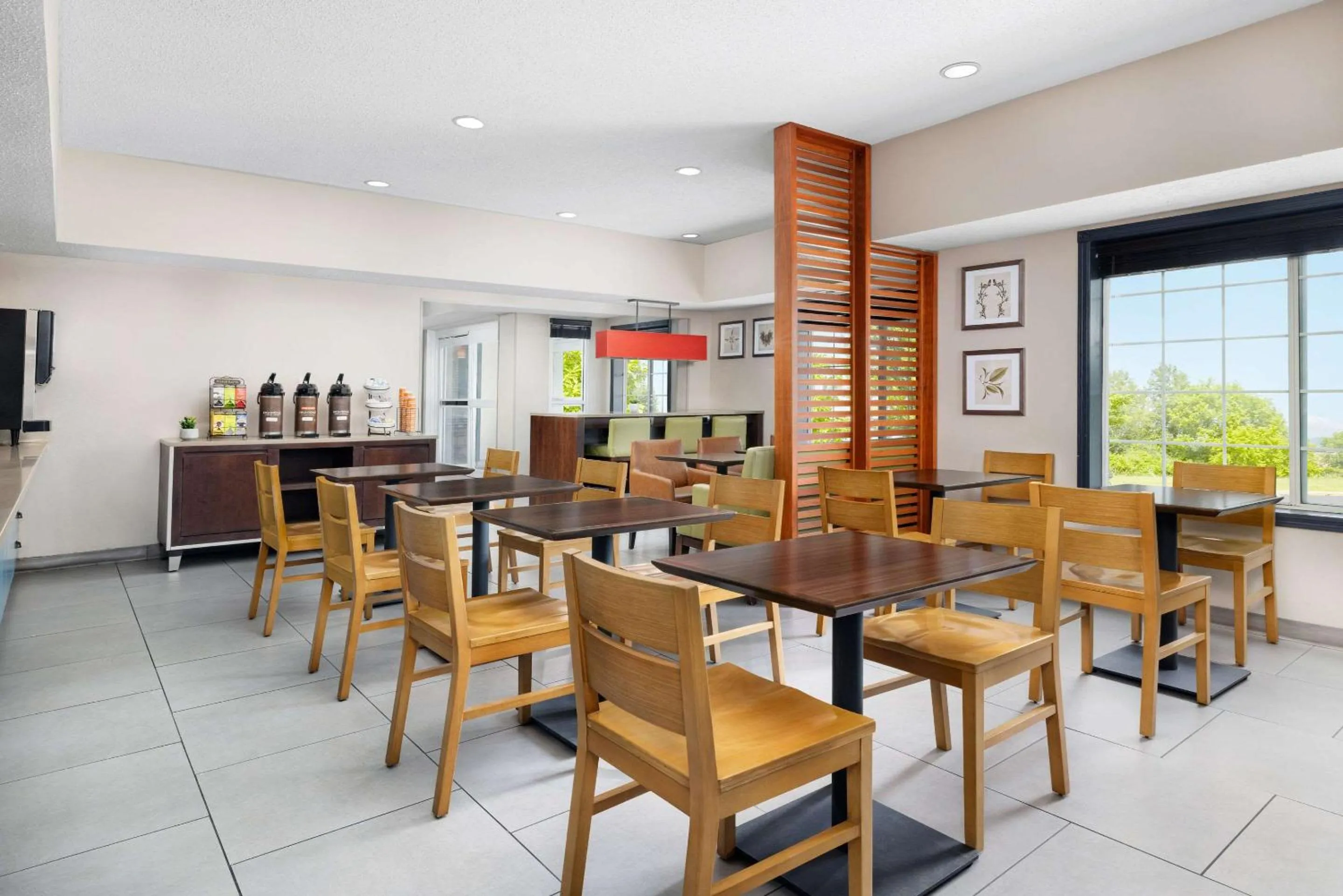 Breakfast in Country Inn & Suites by Radisson, Big Flats (Elmira), NY