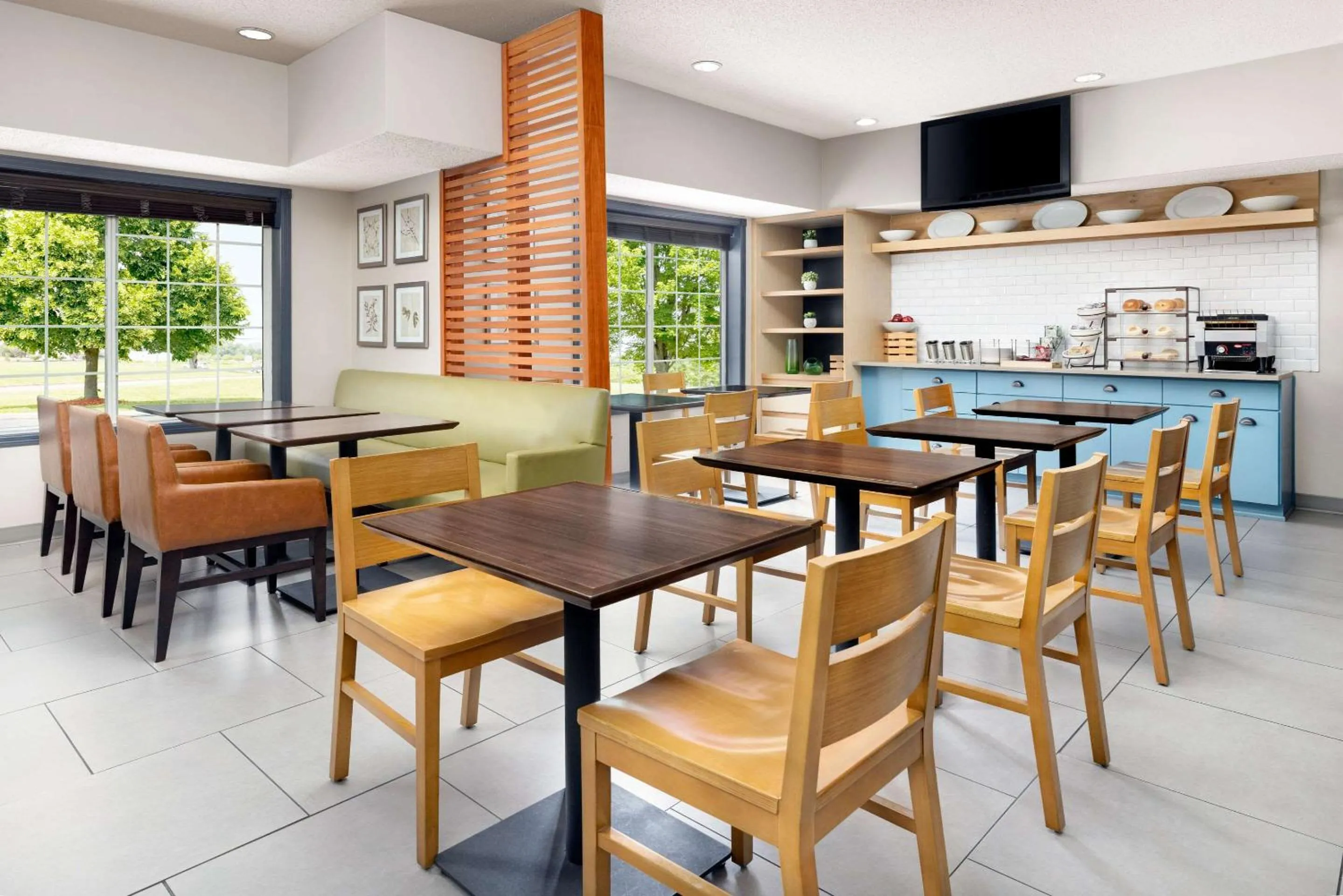 Breakfast in Country Inn & Suites by Radisson, Big Flats (Elmira), NY