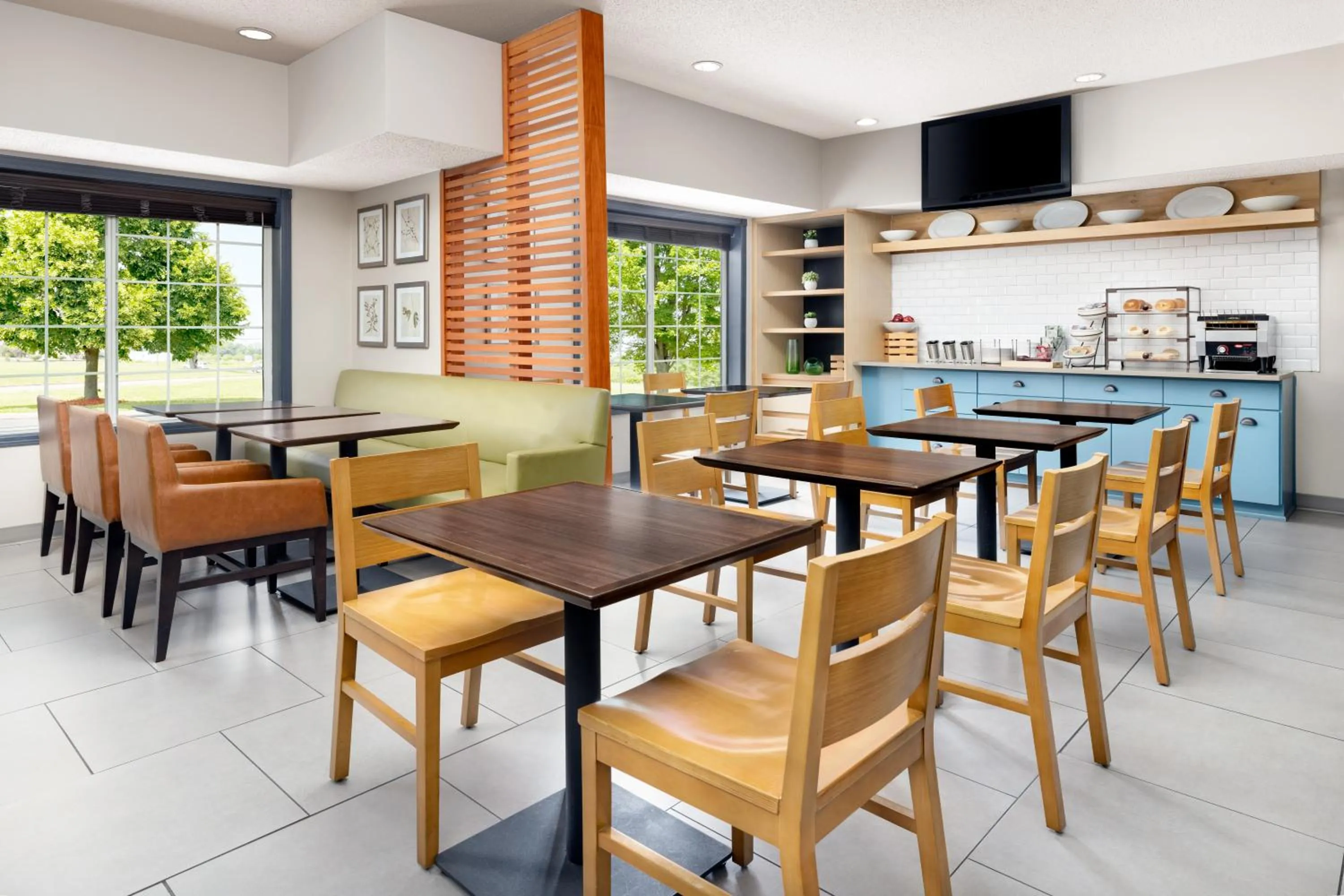 Breakfast in Country Inn & Suites by Radisson, Big Flats (Elmira), NY