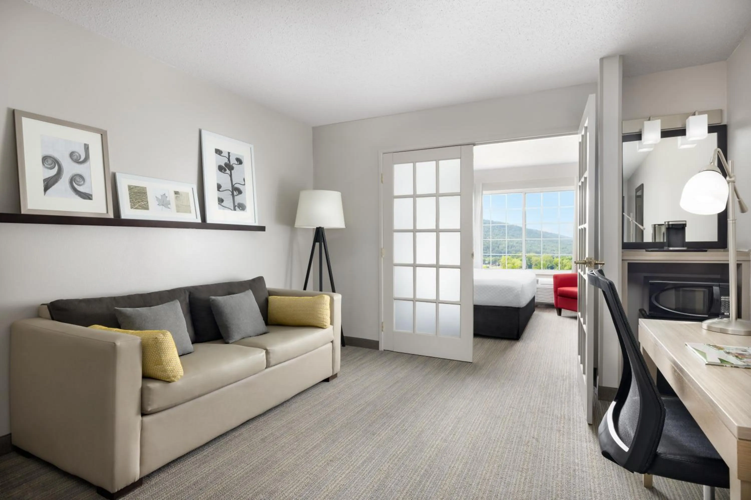 Living room in Country Inn & Suites by Radisson, Big Flats (Elmira), NY