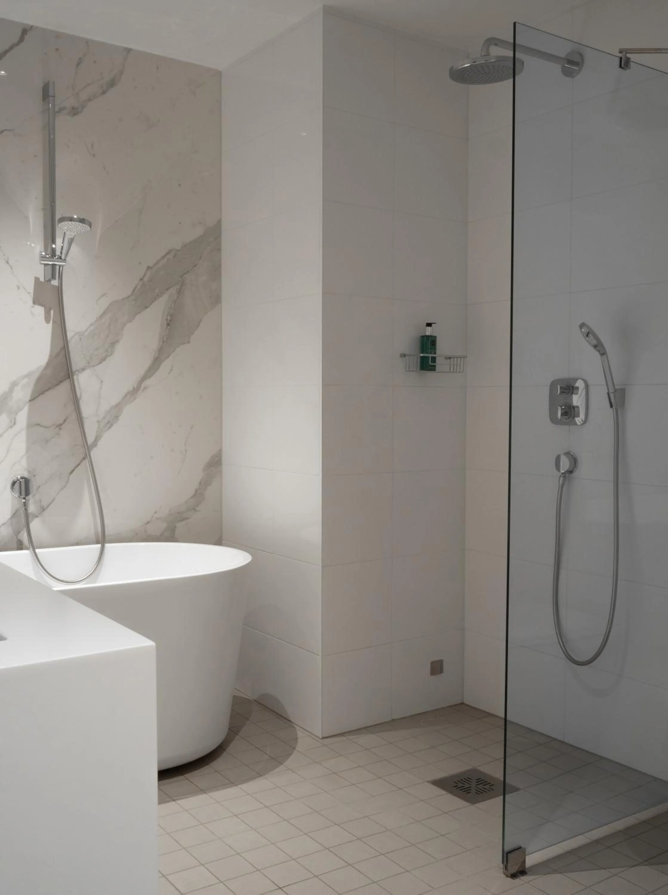 Shower in Bob W Helsinki Ullanlinna