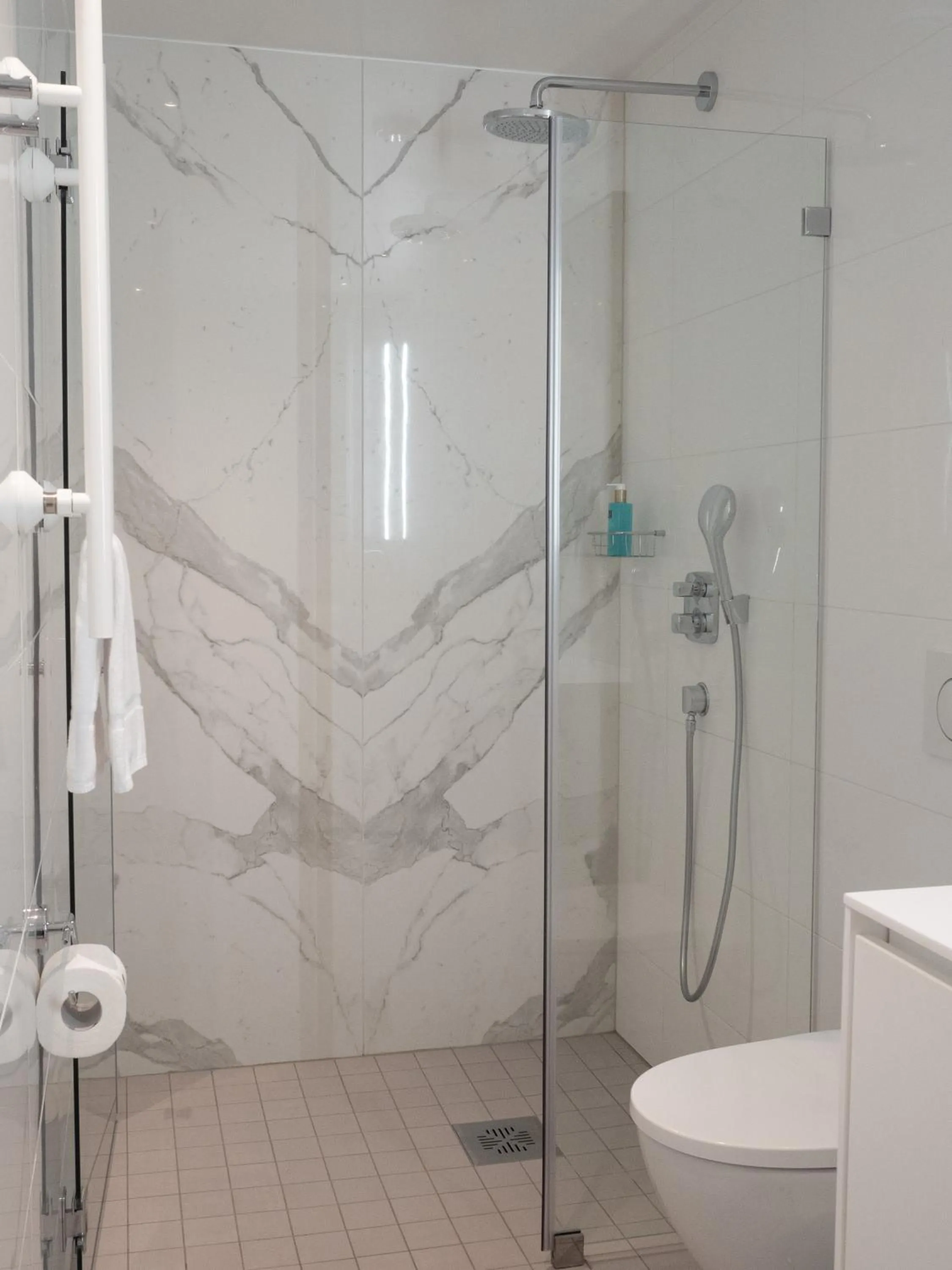 Shower in Bob W Helsinki Ullanlinna