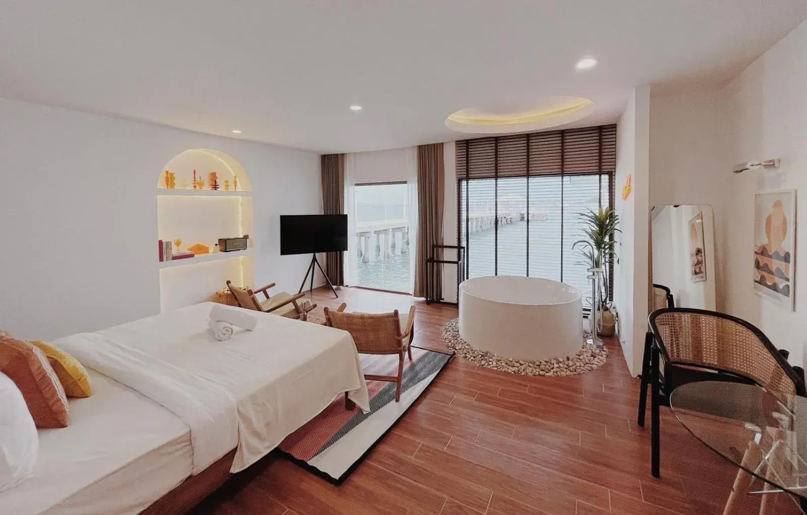 King Suite with Spa Bath in Rimtalay Resort Koh Larn King Suite with Spa Bath in Rimtalay Resort Koh Larn