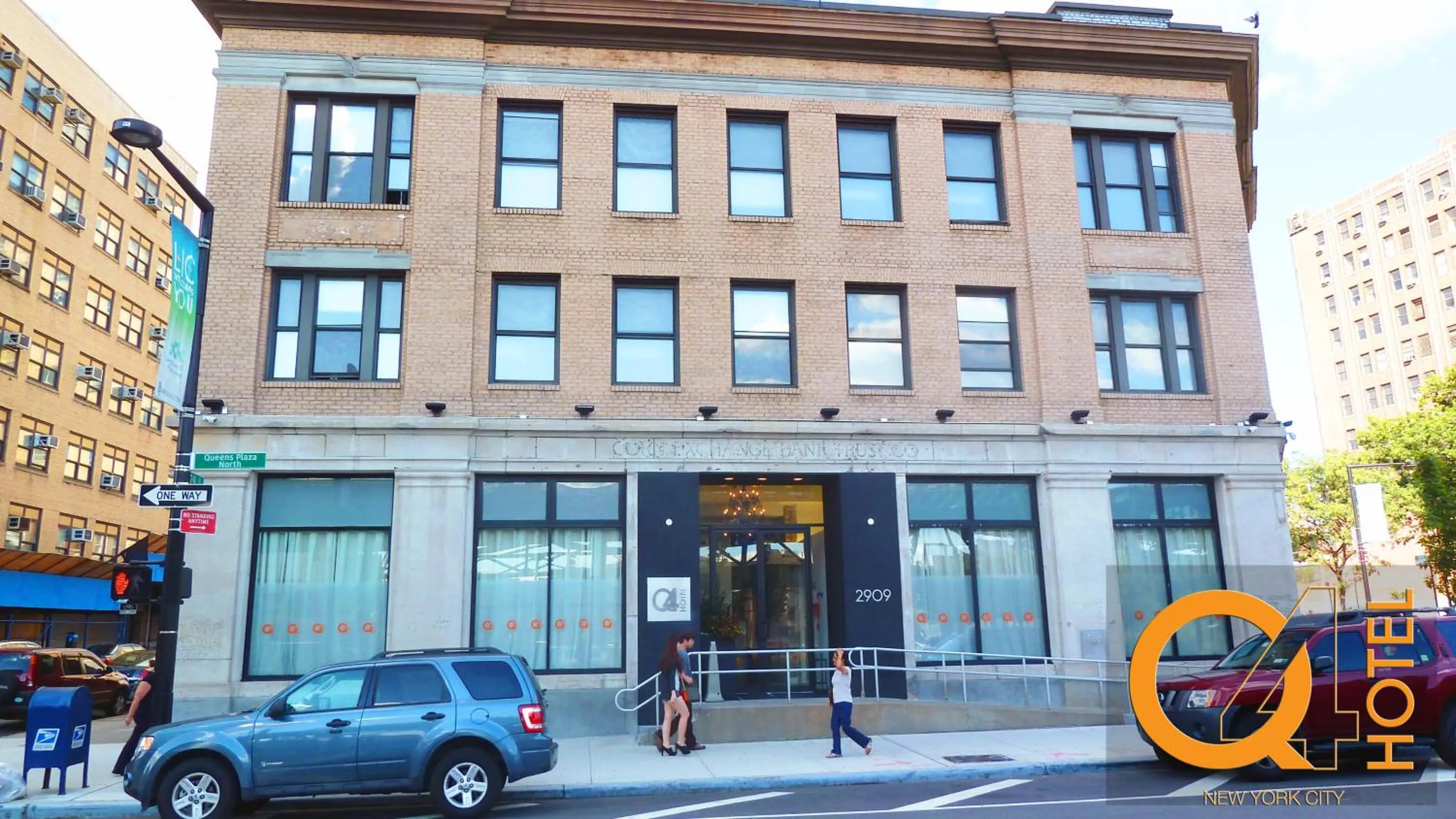 Facade/entrance in Q4 Hotel and Hostel