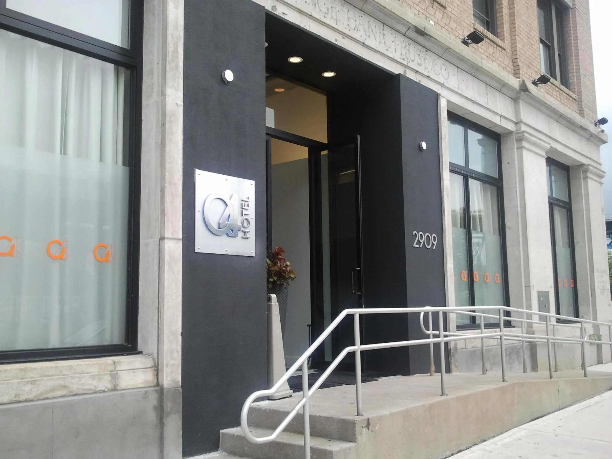 Facade/entrance in Q4 Hotel and Hostel