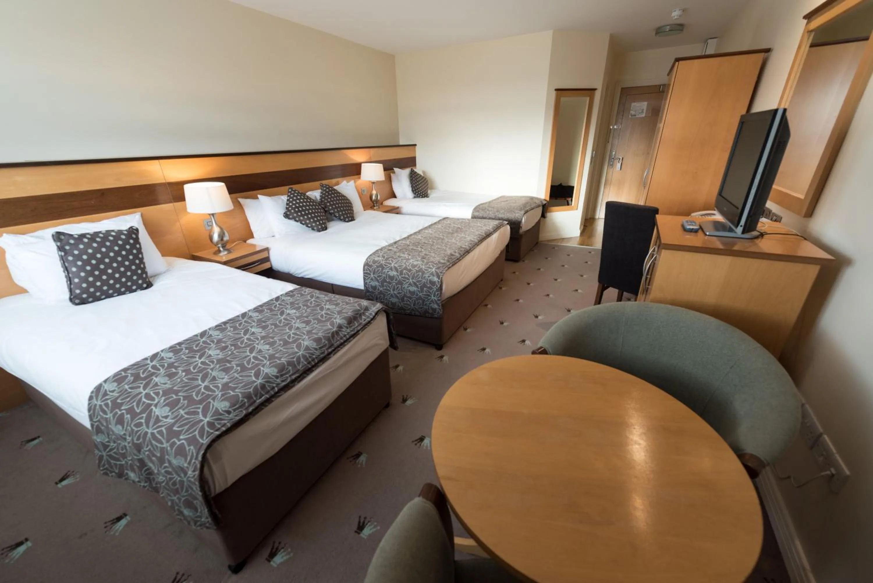 Photo of the whole room, Bed in Ard Ri House Hotel