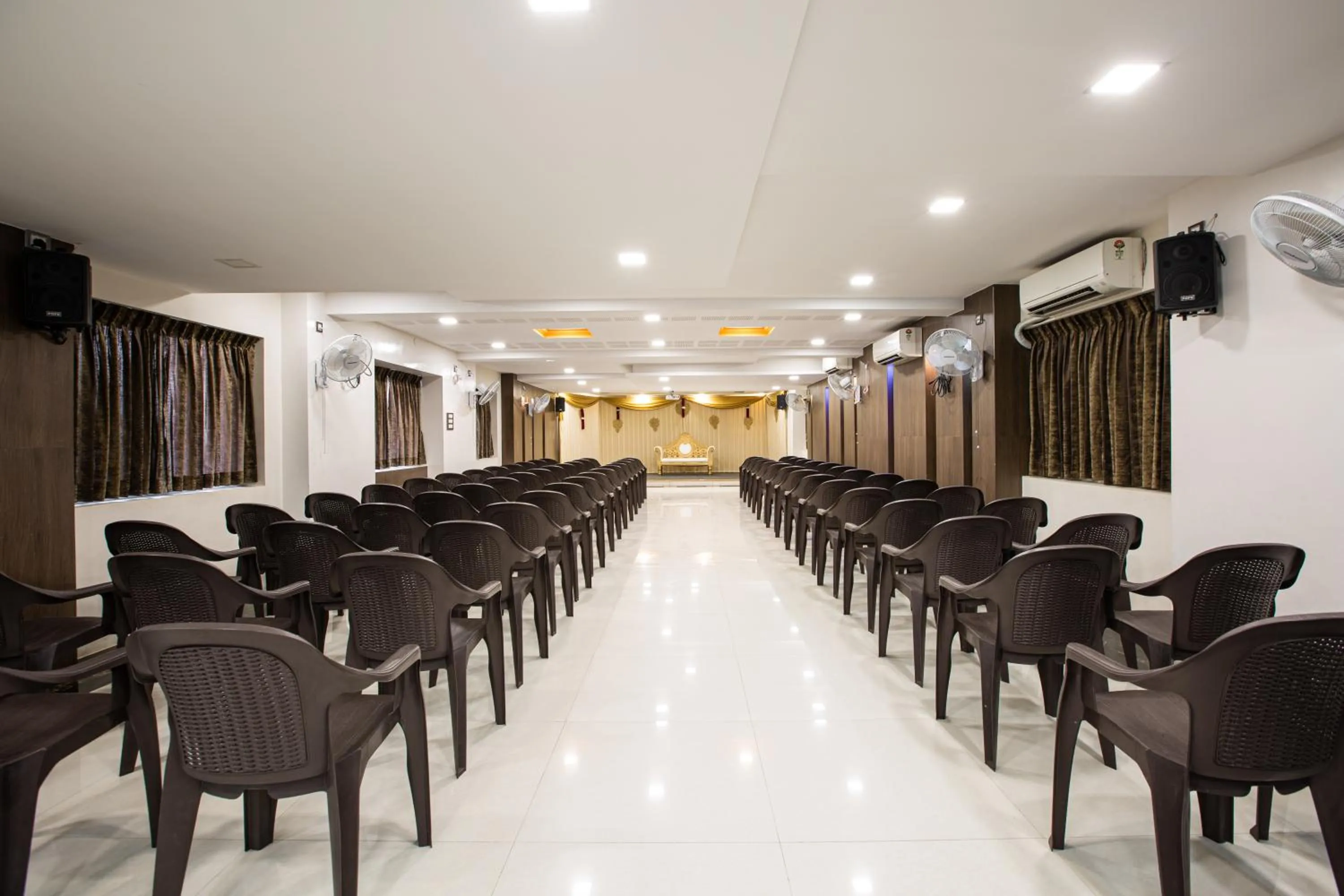 Meeting/conference room in Santhoshpuri