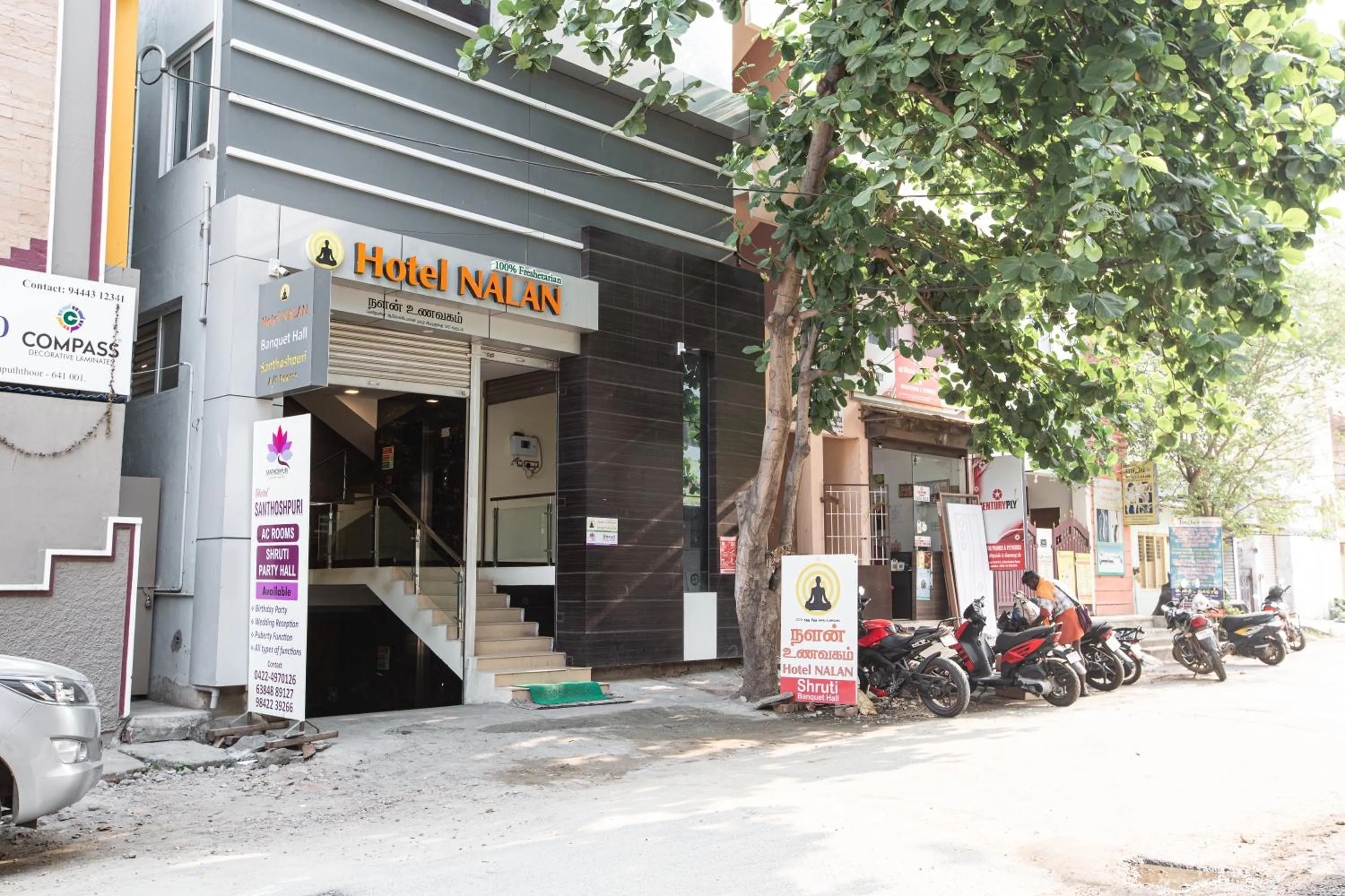 Facade/entrance in Santhoshpuri