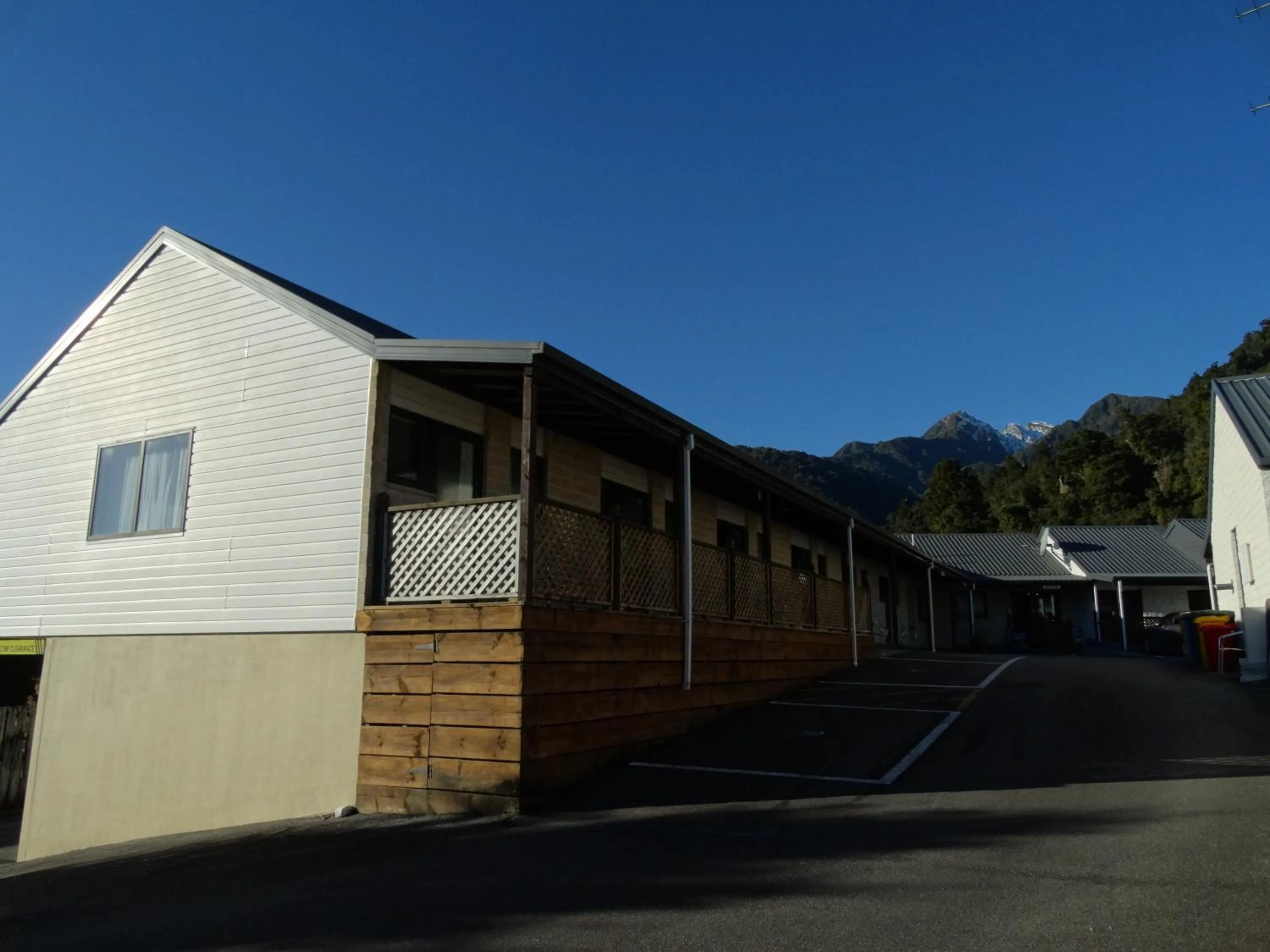 Property building in Alpine Glacier Motel