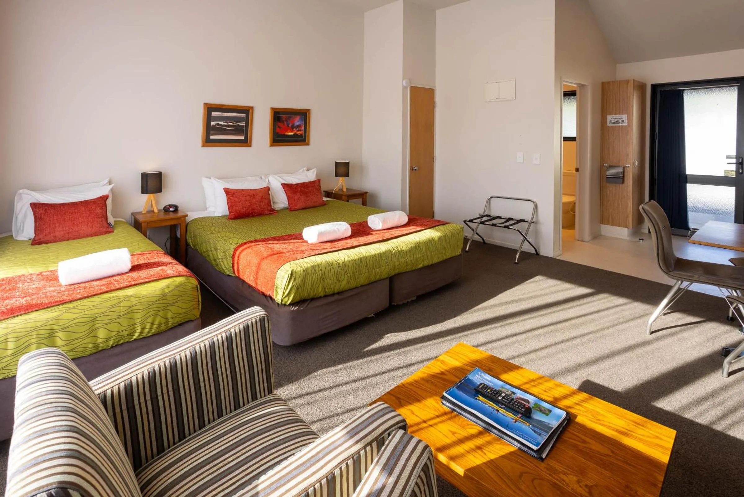 Photo of the whole room, Bed in Alpine Glacier Motel