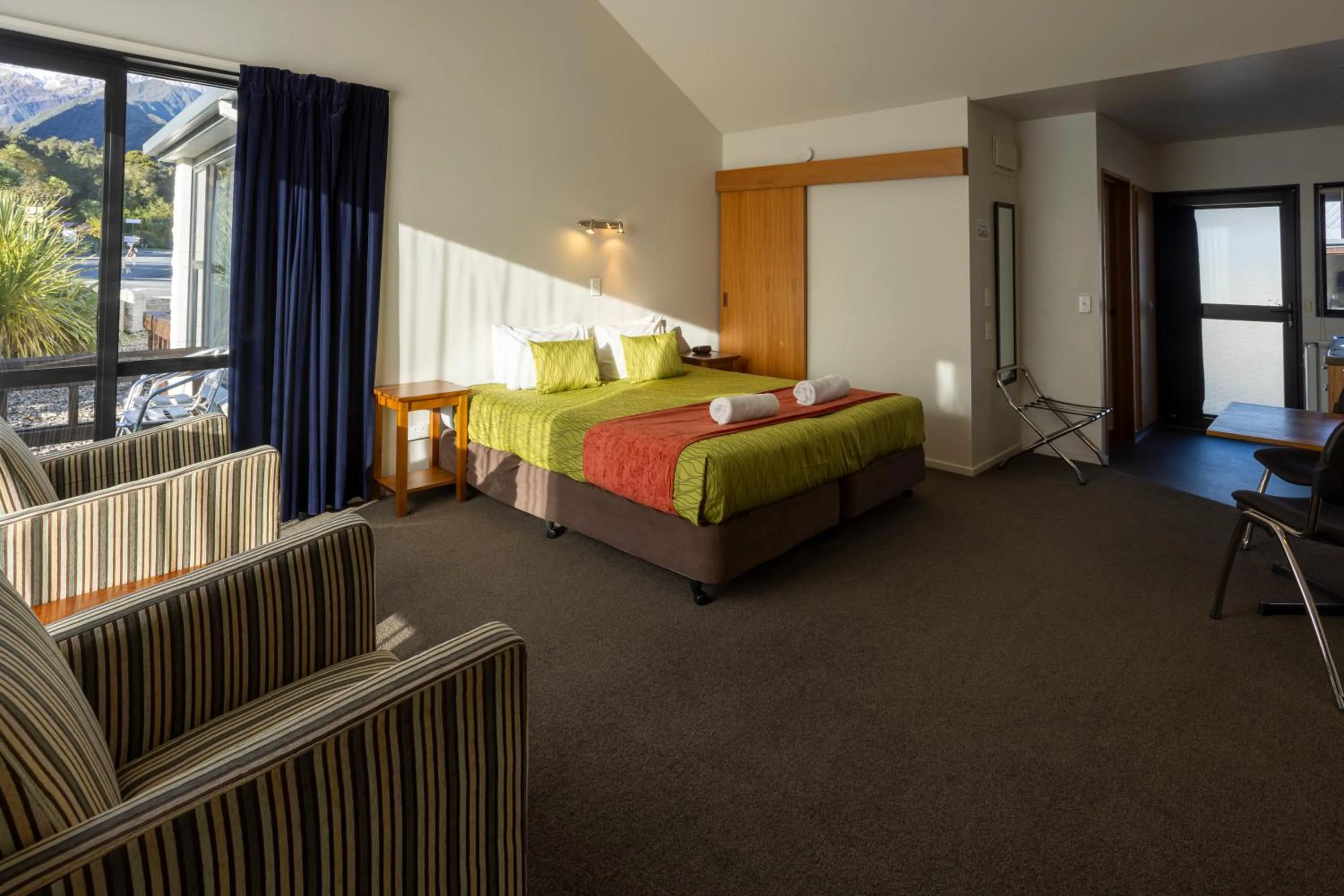 Photo of the whole room, Bed in Alpine Glacier Motel