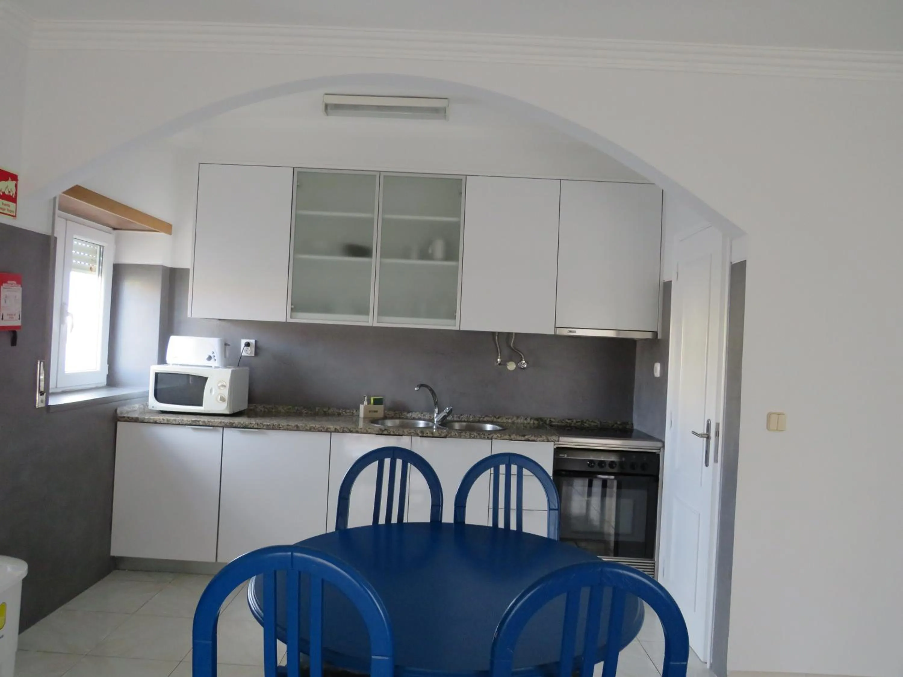 Kitchen or kitchenette in Hotel Apartamento Praia Azul