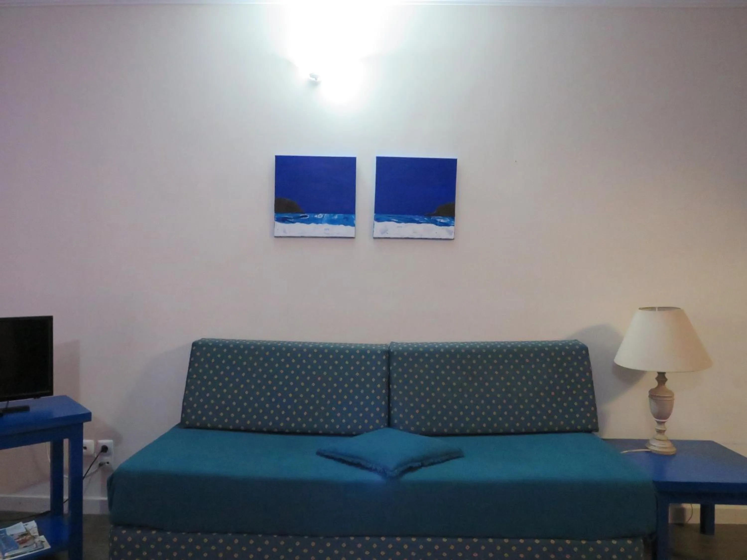 Communal lounge/ TV room in Hotel Apartamento Praia Azul