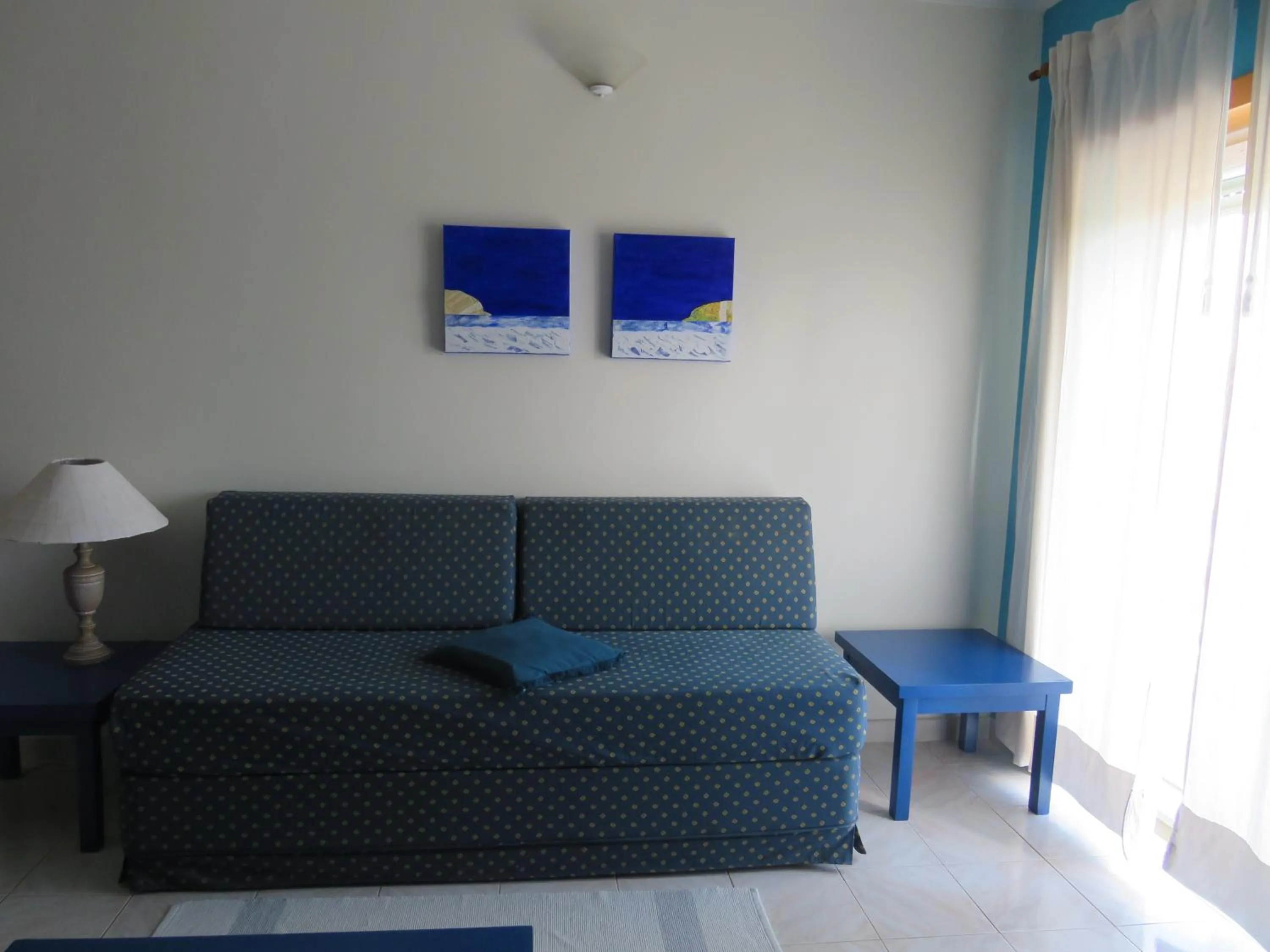 Communal lounge/ TV room in Hotel Apartamento Praia Azul