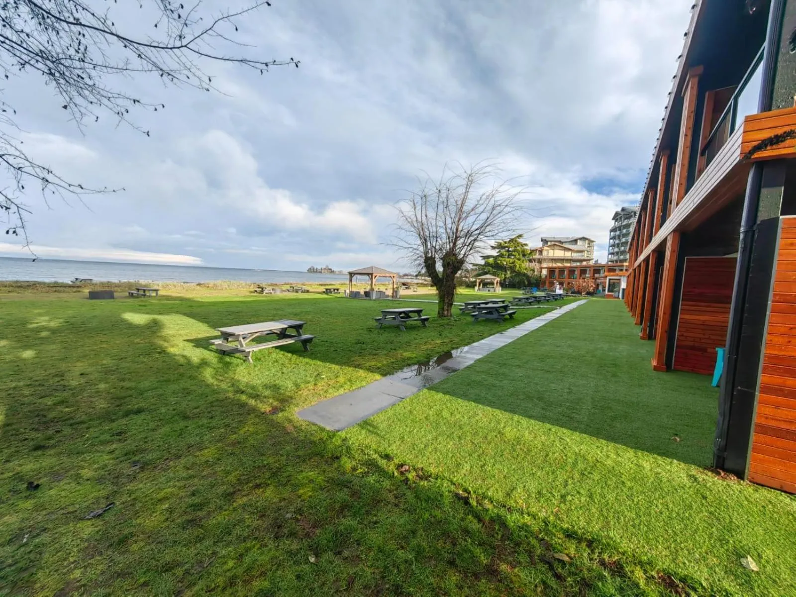 Sea Edge Beachside Hotel