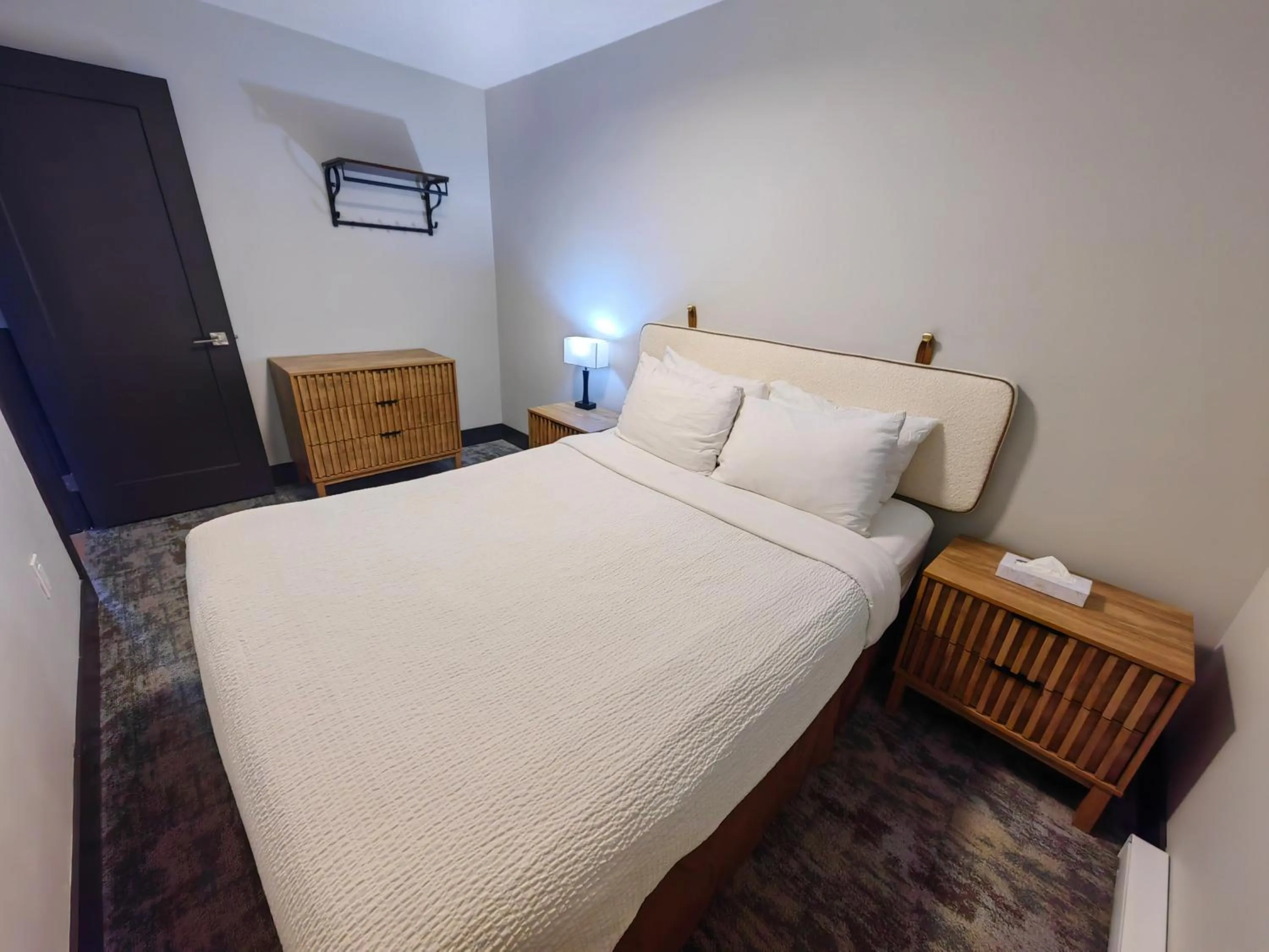 Bedroom, Bed in Sea Edge Beachside Hotel