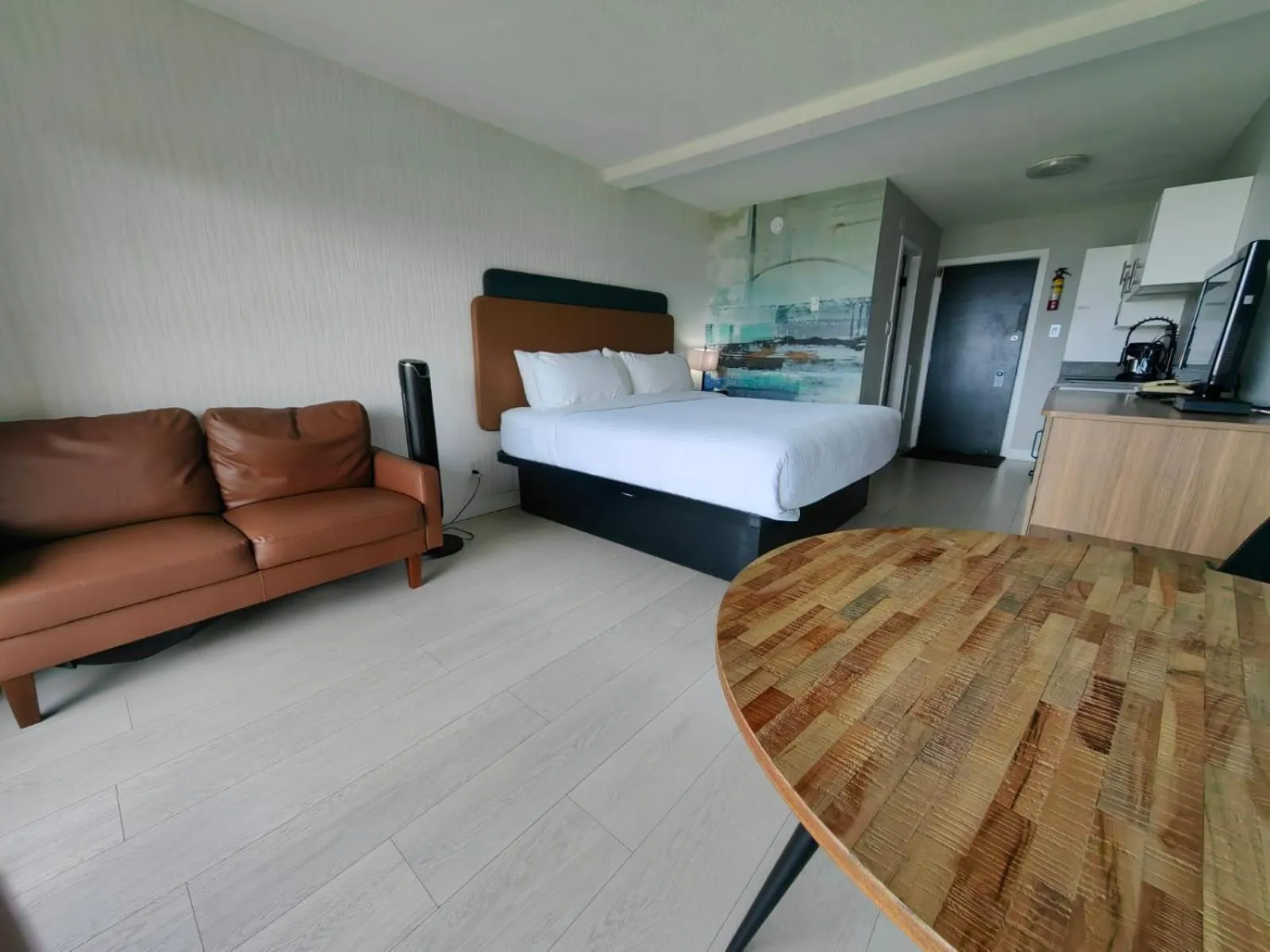 Bed in Sea Edge Beachside Hotel