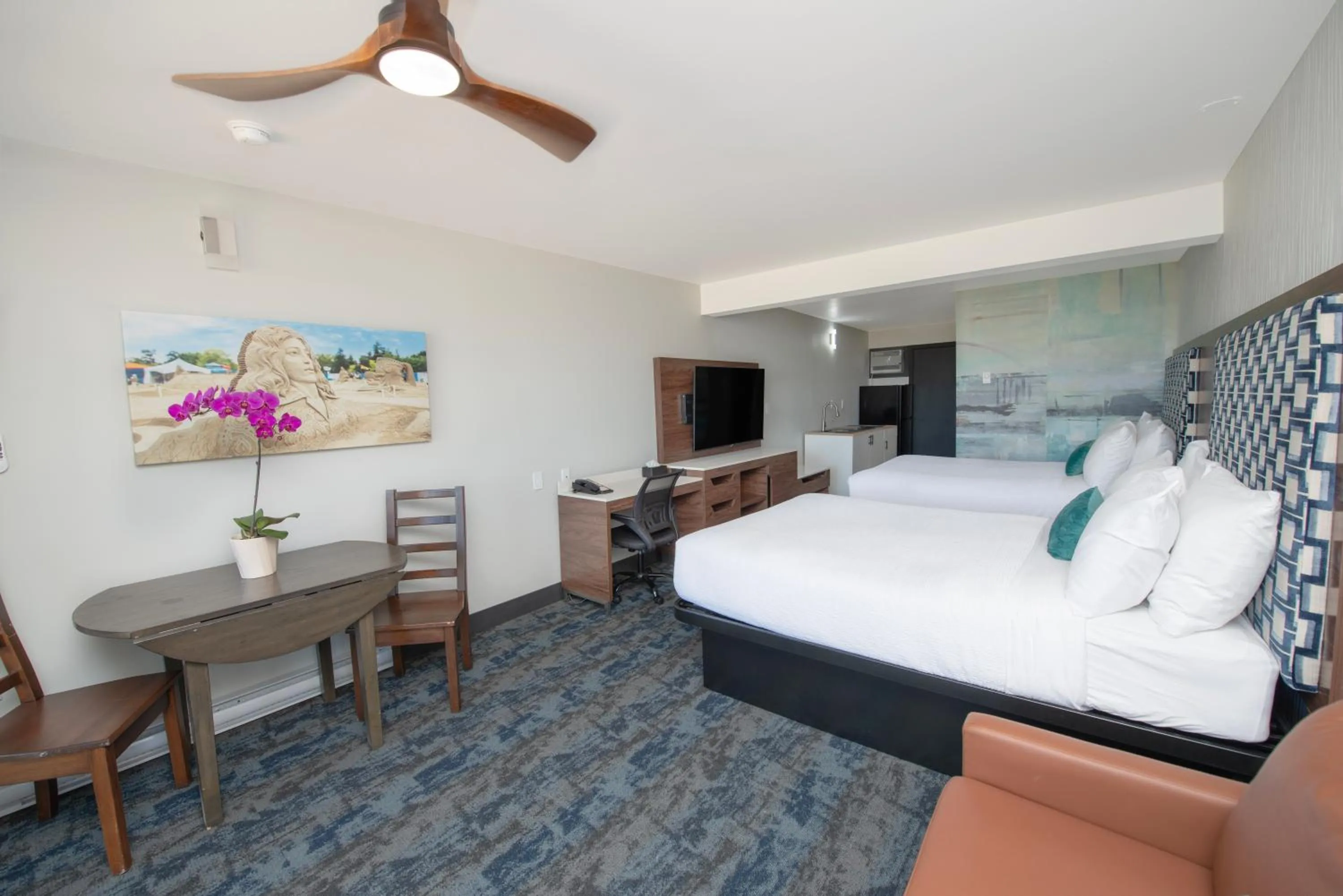 Bedroom, Bed in Sea Edge Beachside Hotel