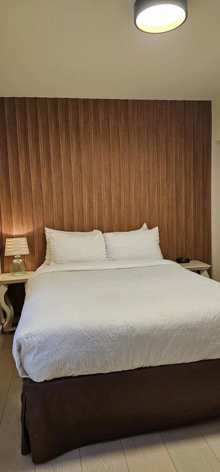 Bed in Sea Edge Beachside Hotel