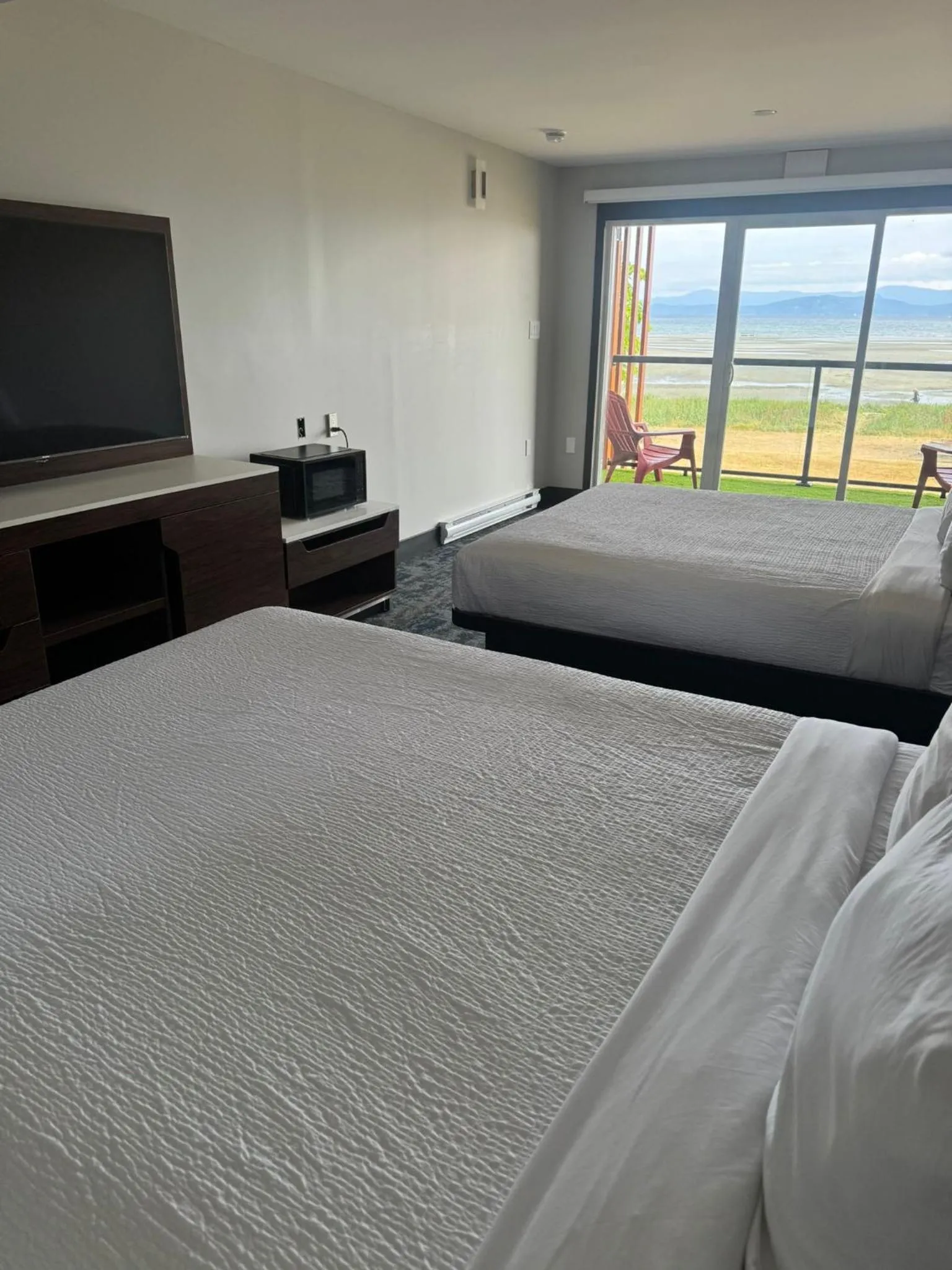 Bedroom, Bed in Sea Edge Beachside Hotel