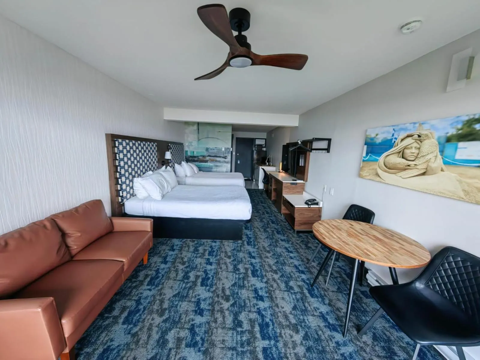 Bed in Sea Edge Beachside Hotel