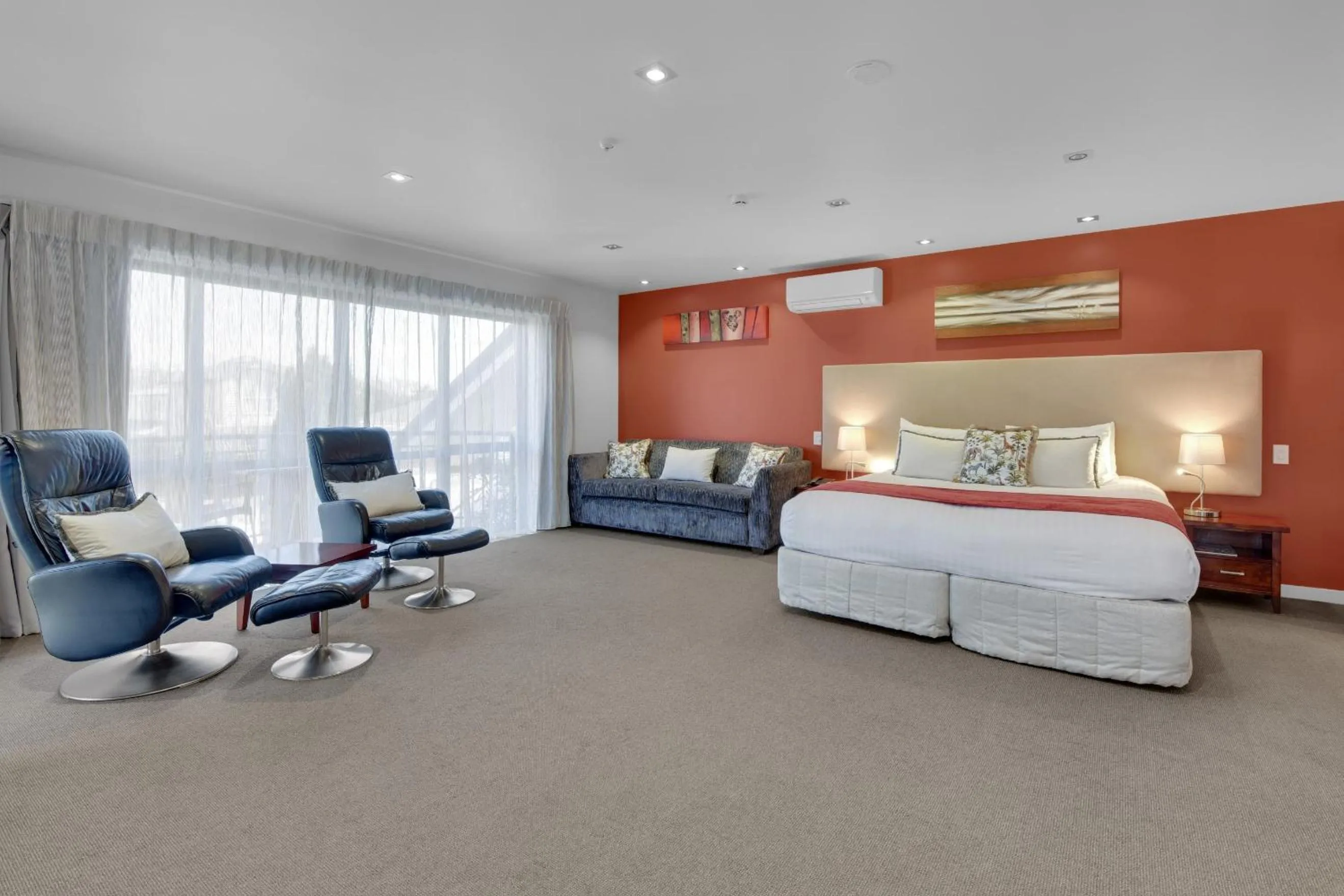 Bedroom, Bed in Delorenzo Studio Apartments