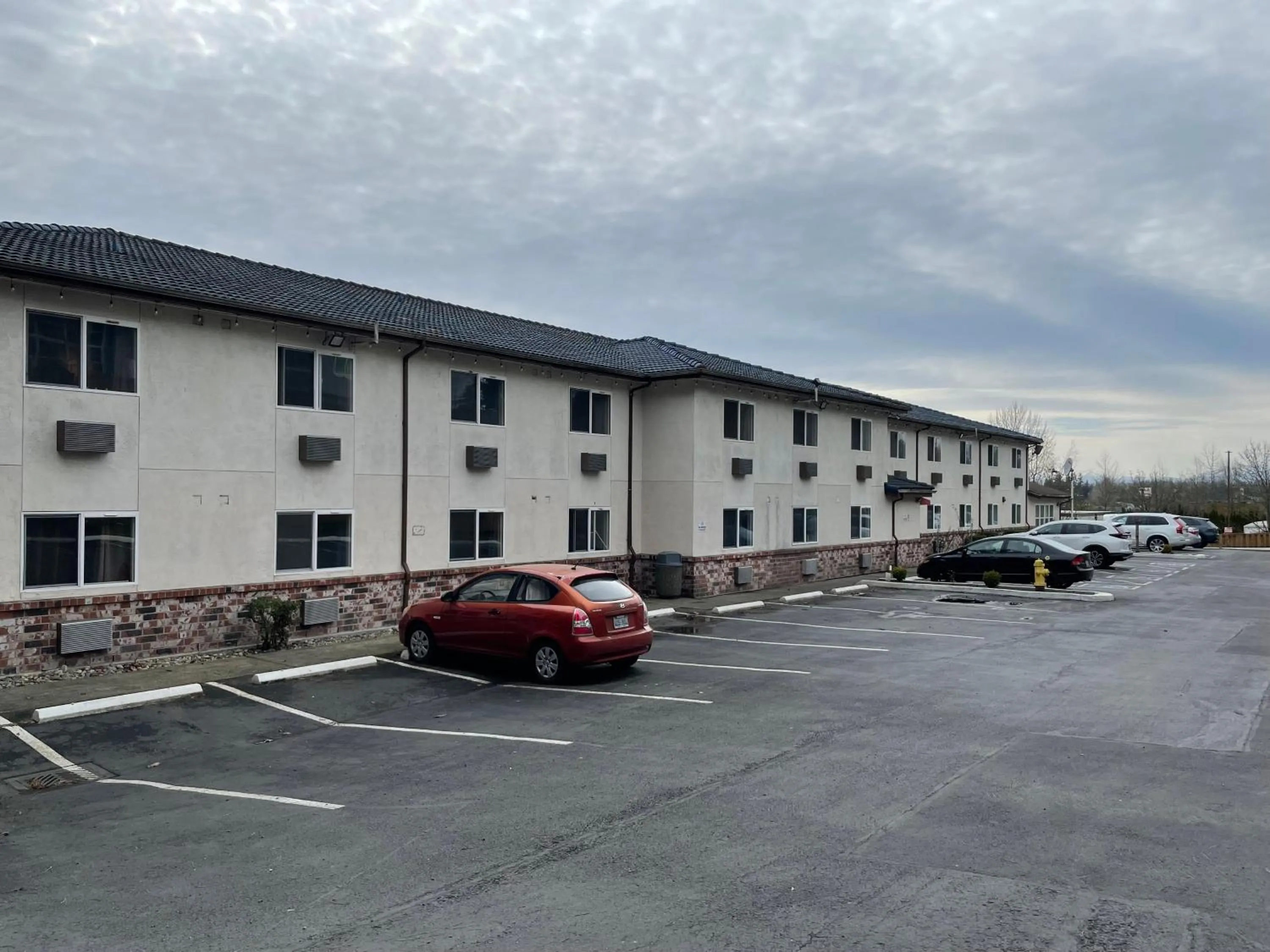Parking in Americas Best Value Inn Lynnwood