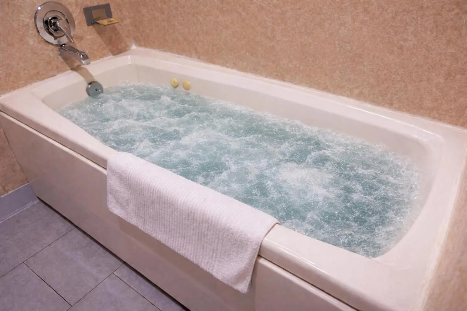 Hot Tub in Americas Best Value Inn Lynnwood