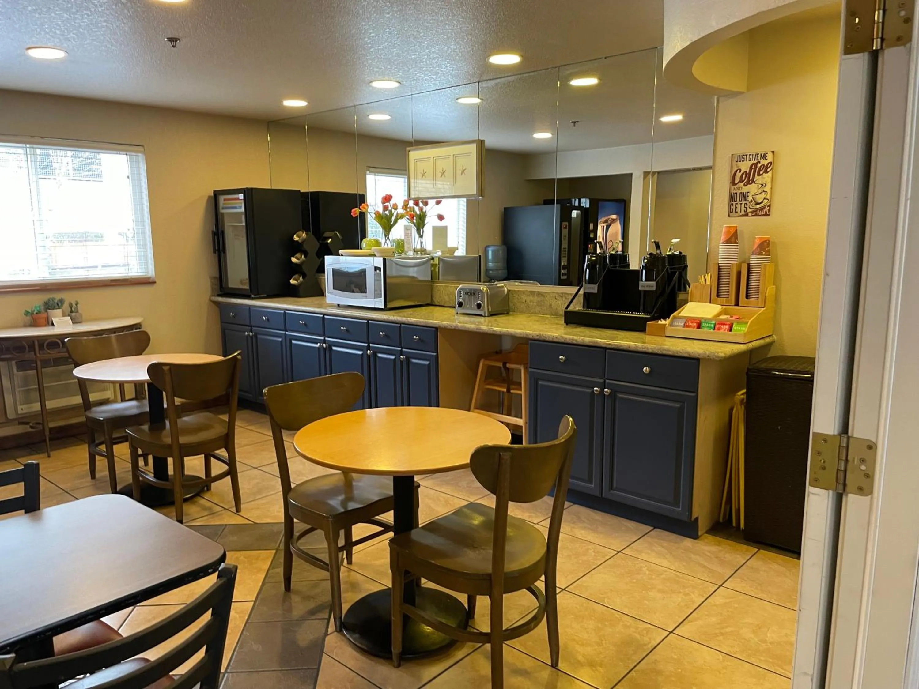 Dining area in Americas Best Value Inn Lynnwood