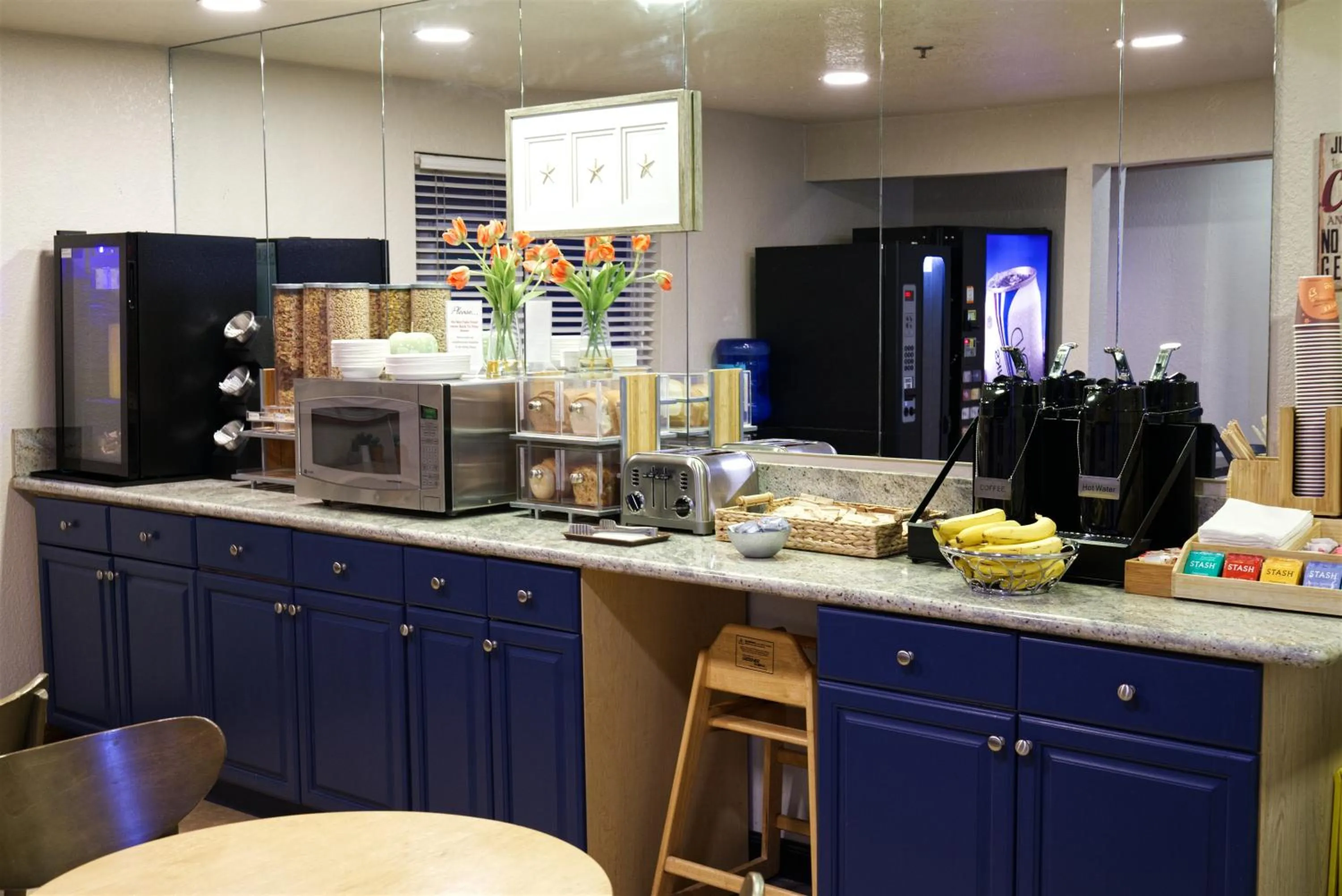 Breakfast in Americas Best Value Inn Lynnwood