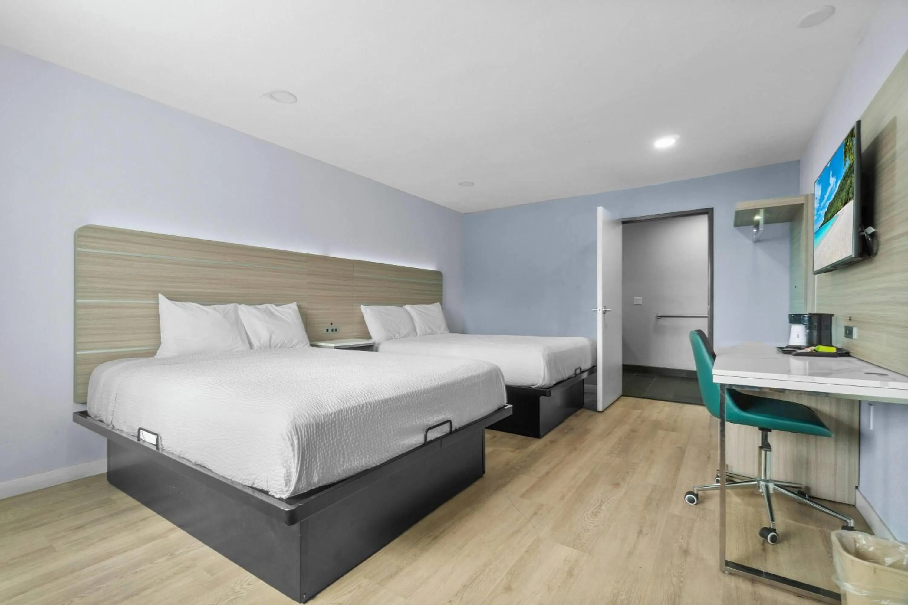 Photo of the whole room, Bed in Travelodge by Wyndham Fairplex Pomona