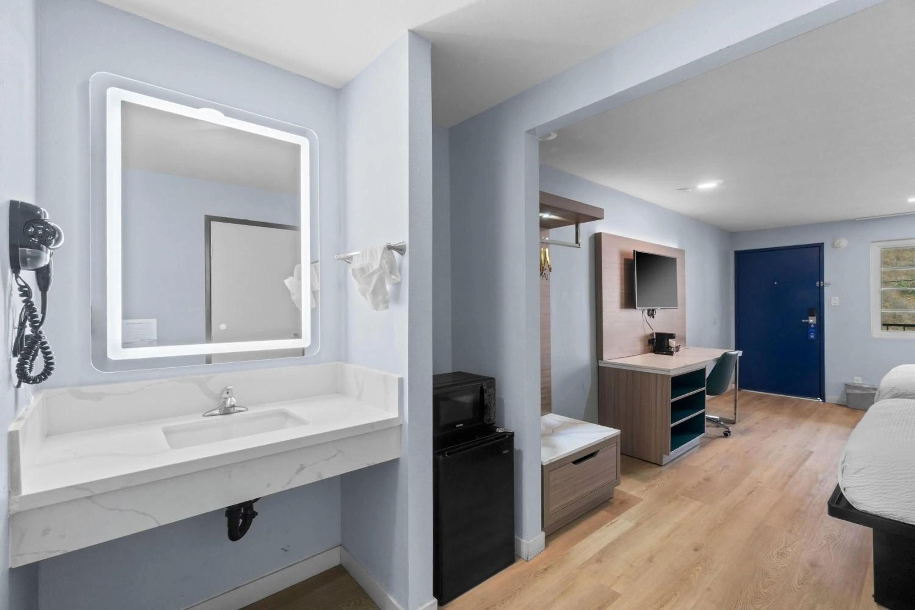 Photo of the whole room, Bed in Travelodge by Wyndham Fairplex Pomona