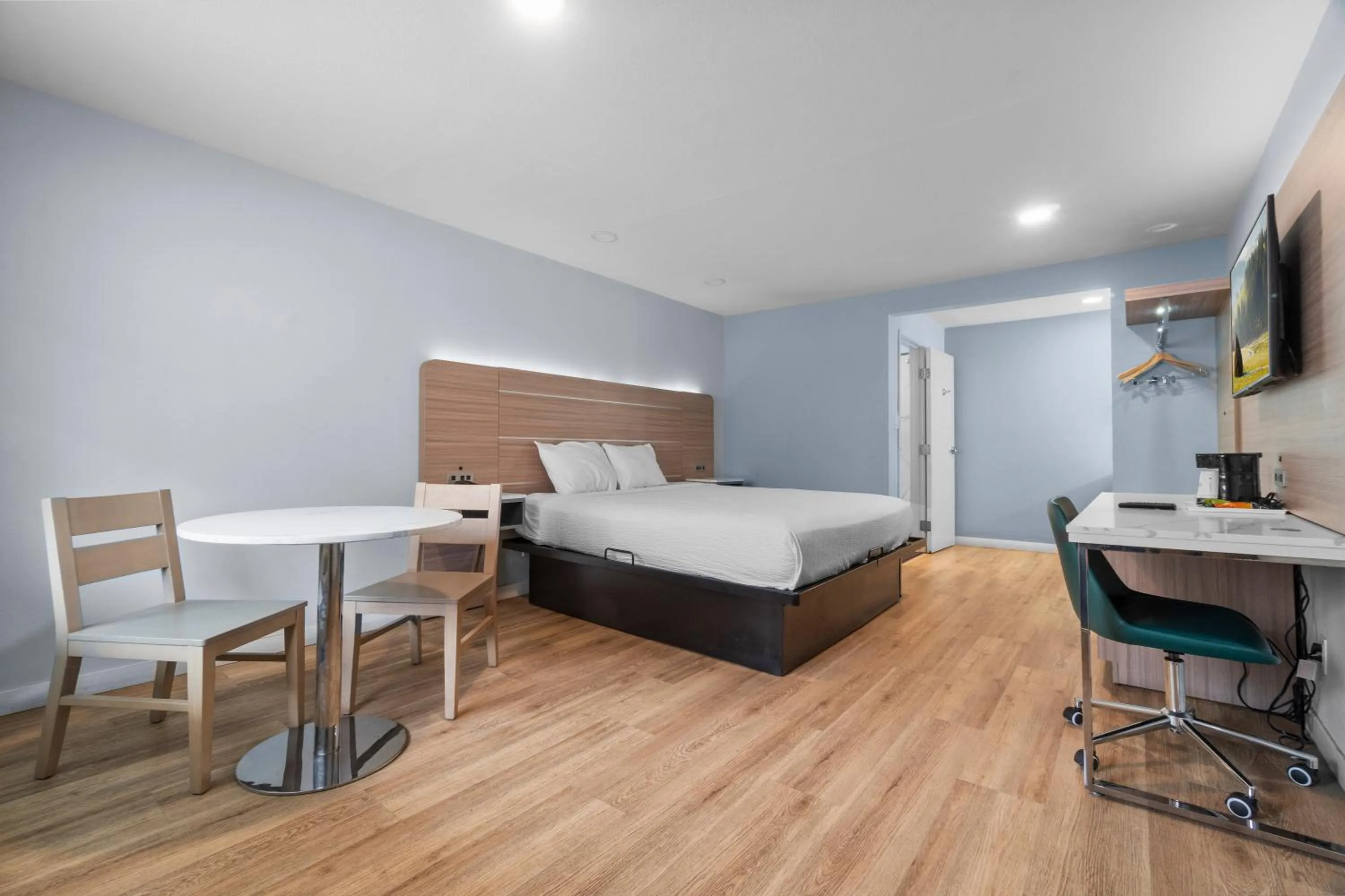 Seating area, Bed in Travelodge by Wyndham Fairplex Pomona