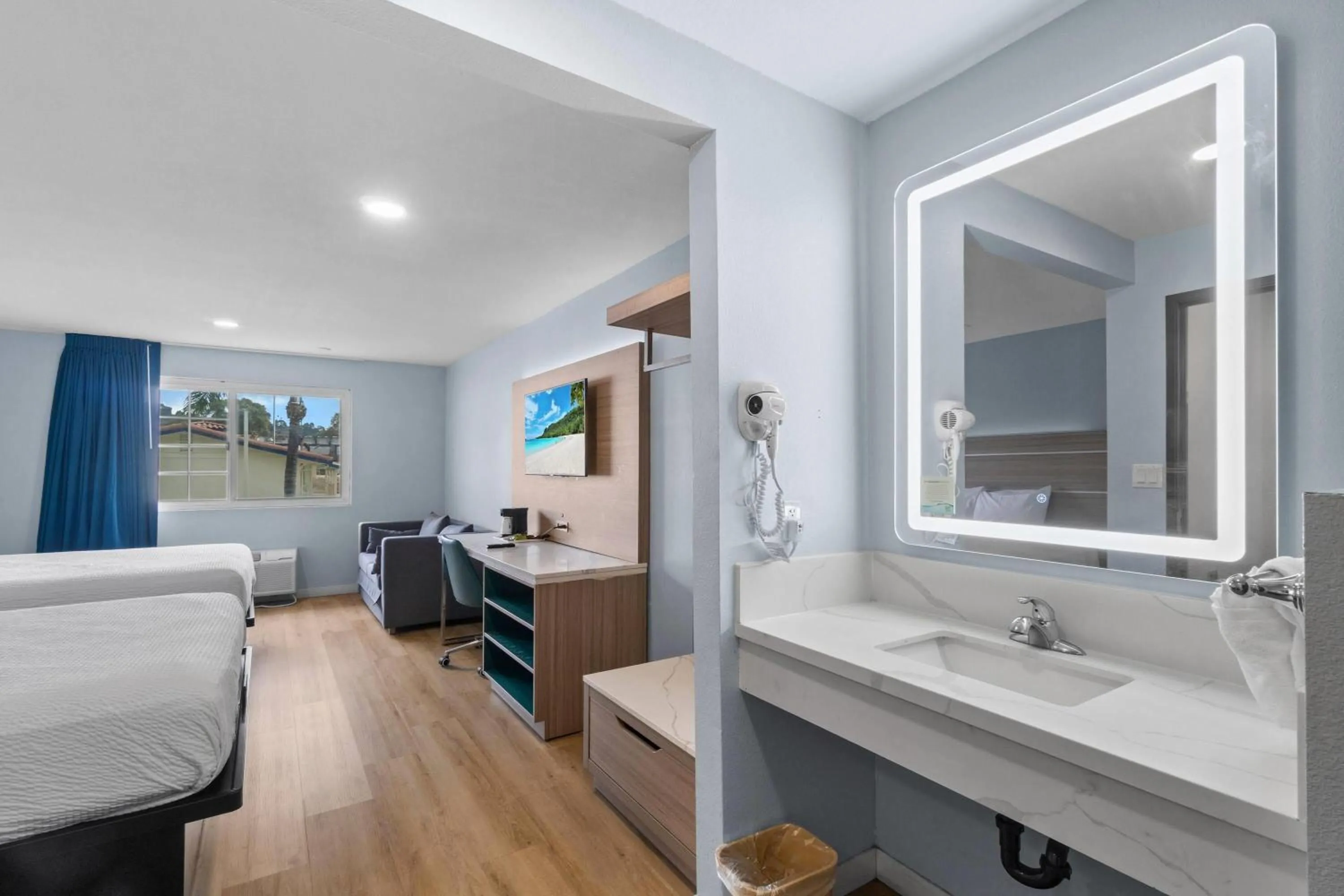 Photo of the whole room, Bed in Travelodge by Wyndham Fairplex Pomona