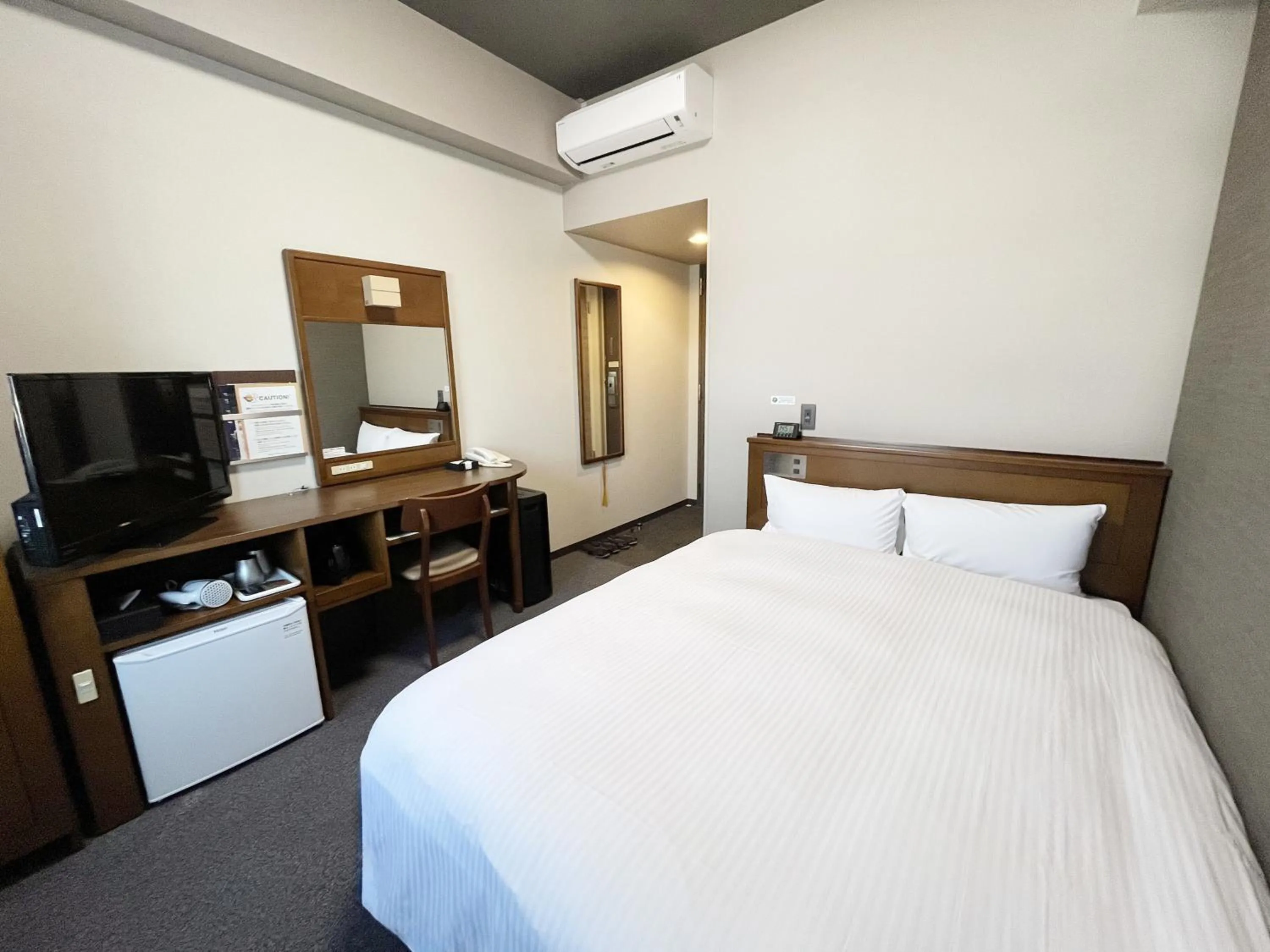 Photo of the whole room, Bed in Hotel Route-Inn Sakaide-Kita Inter