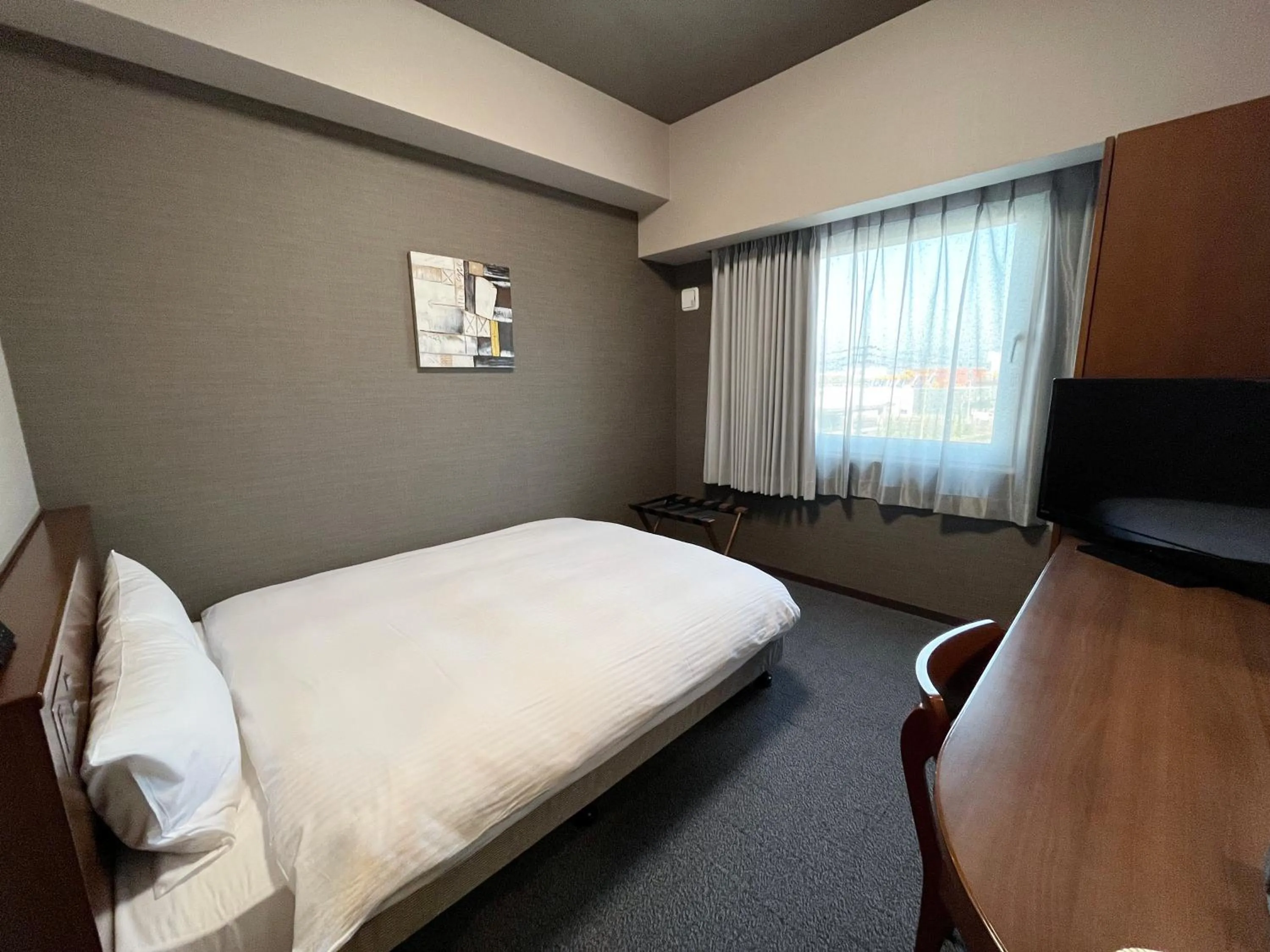 Photo of the whole room, Bed in Hotel Route-Inn Sakaide-Kita Inter
