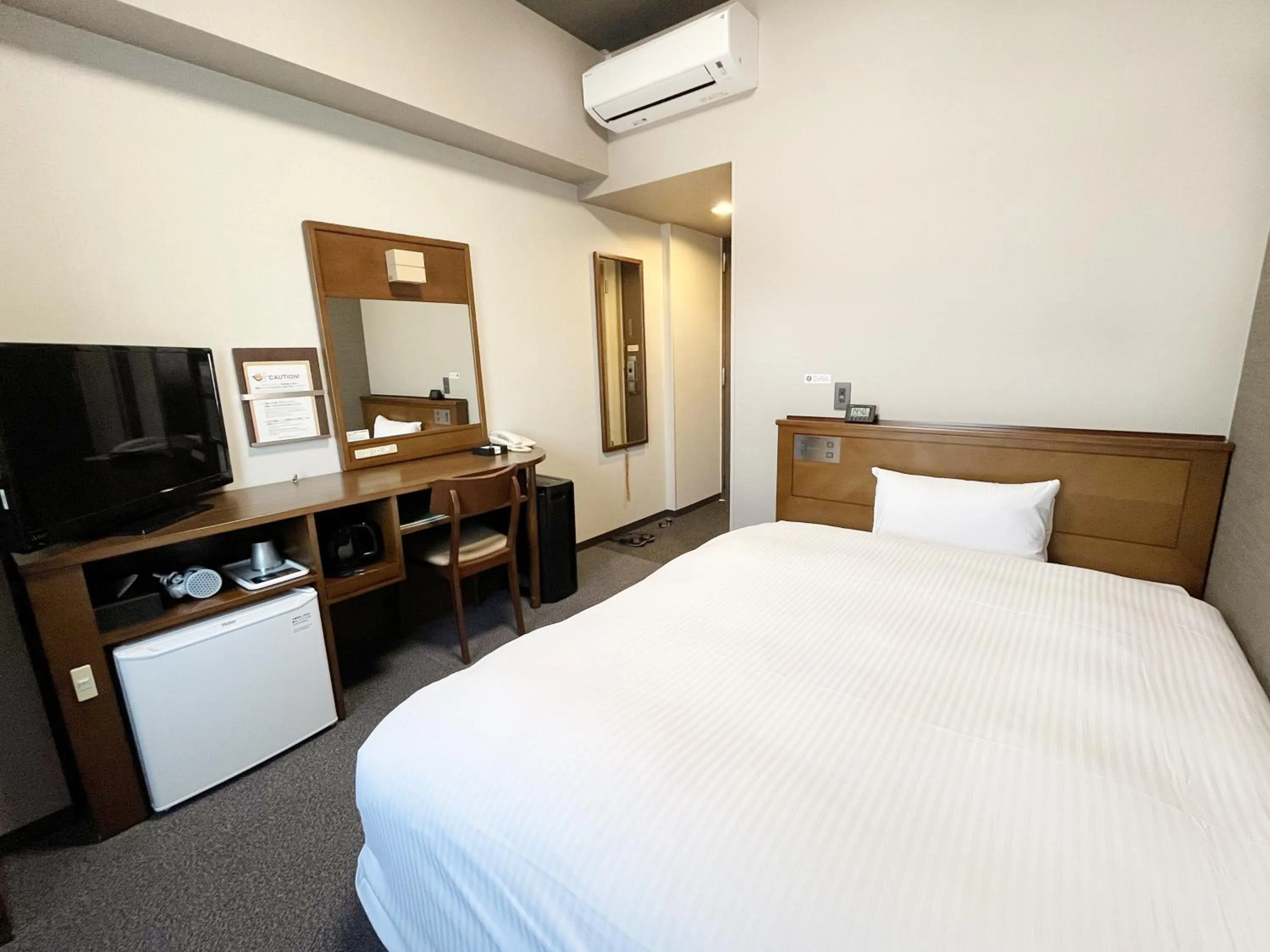 Photo of the whole room, Bed in Hotel Route-Inn Sakaide-Kita Inter