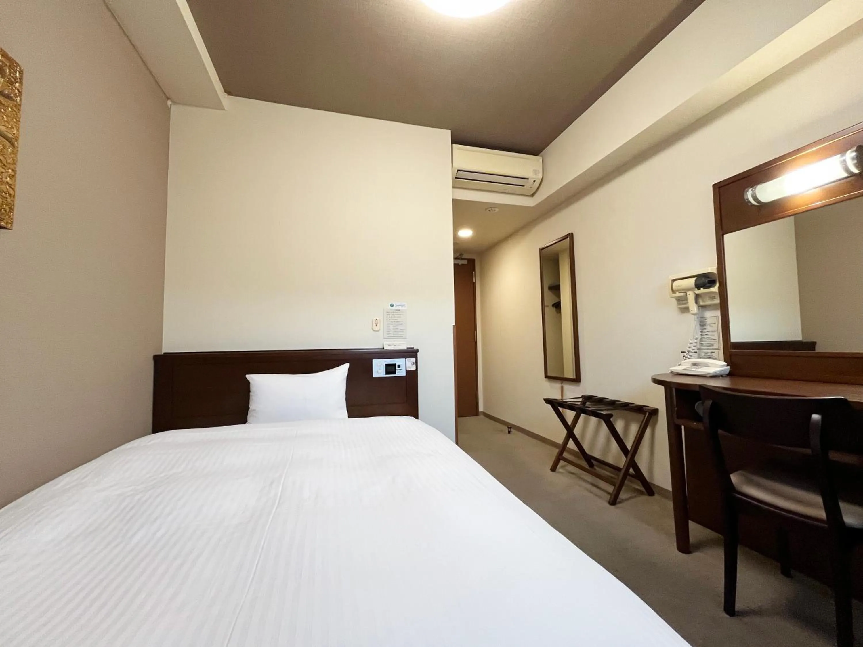 Photo of the whole room, Bed in Hotel Route-Inn Hofu Ekimae