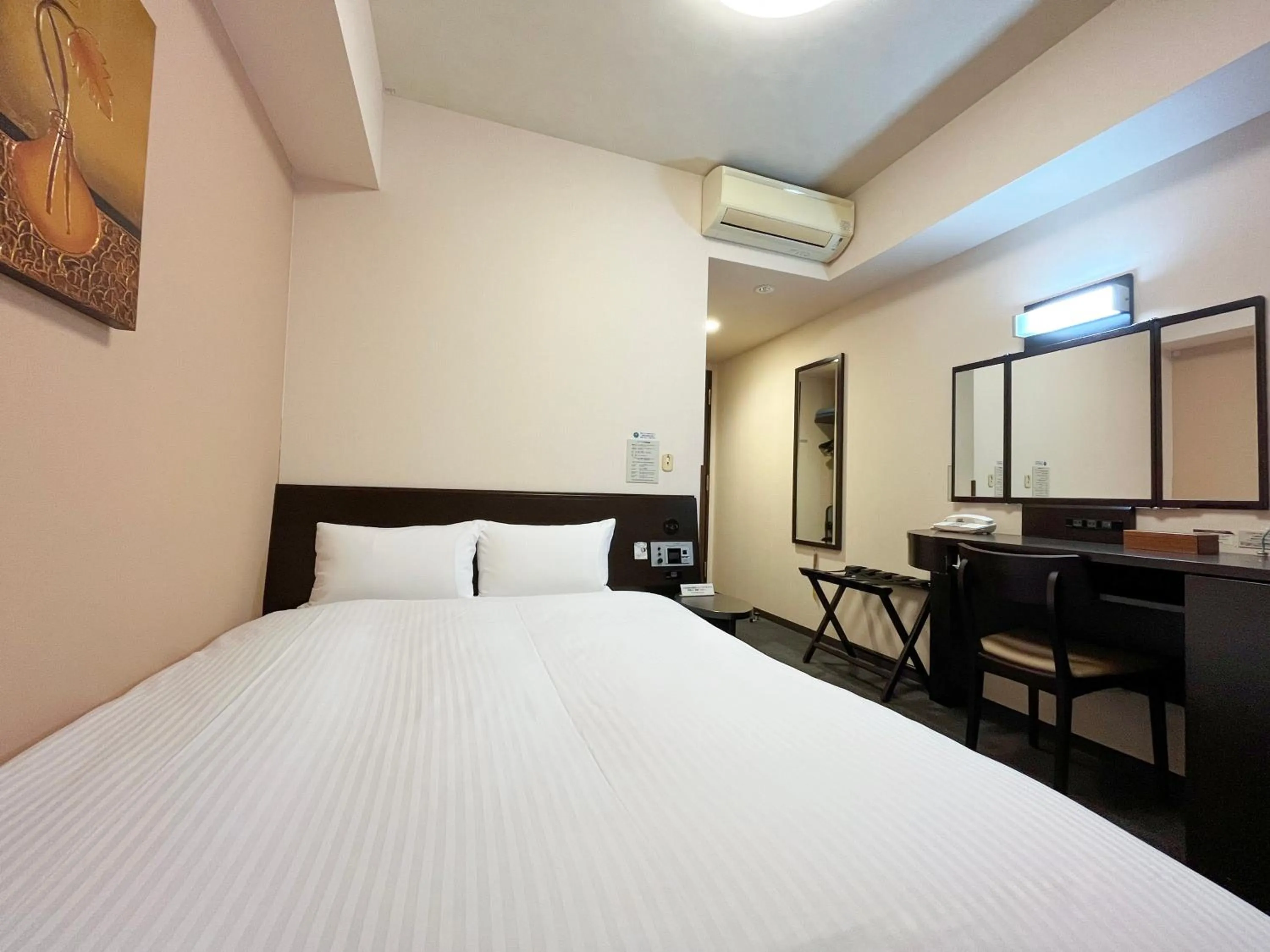 Photo of the whole room, Bed in Hotel Route-Inn Hofu Ekimae