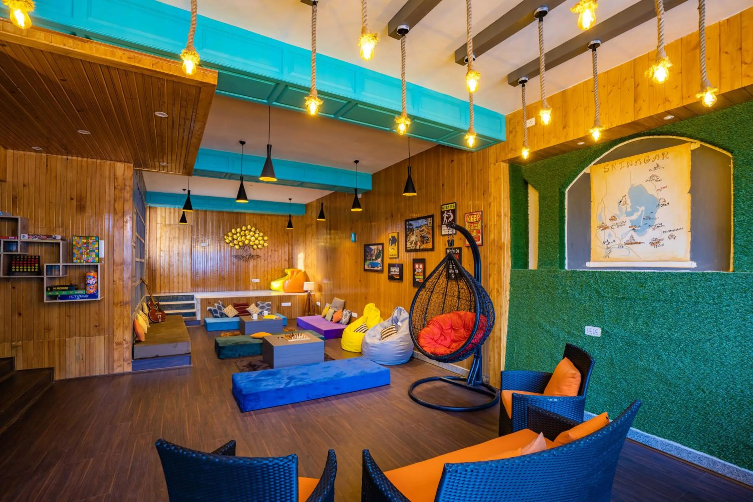 Communal lounge/ TV room in Zostel Srinagar