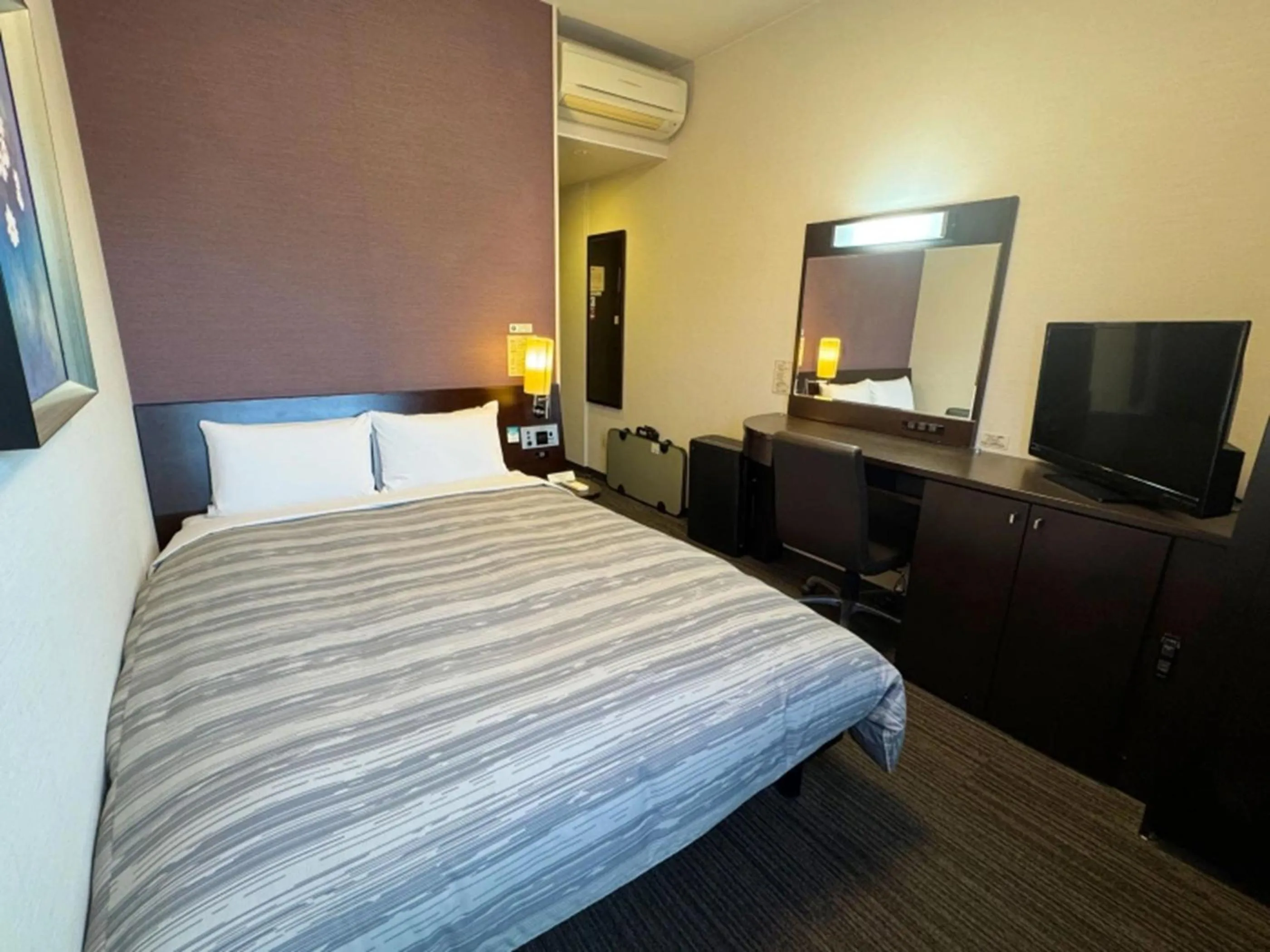 Photo of the whole room, Bed in Hotel Route-Inn Tokuyama Ekimae