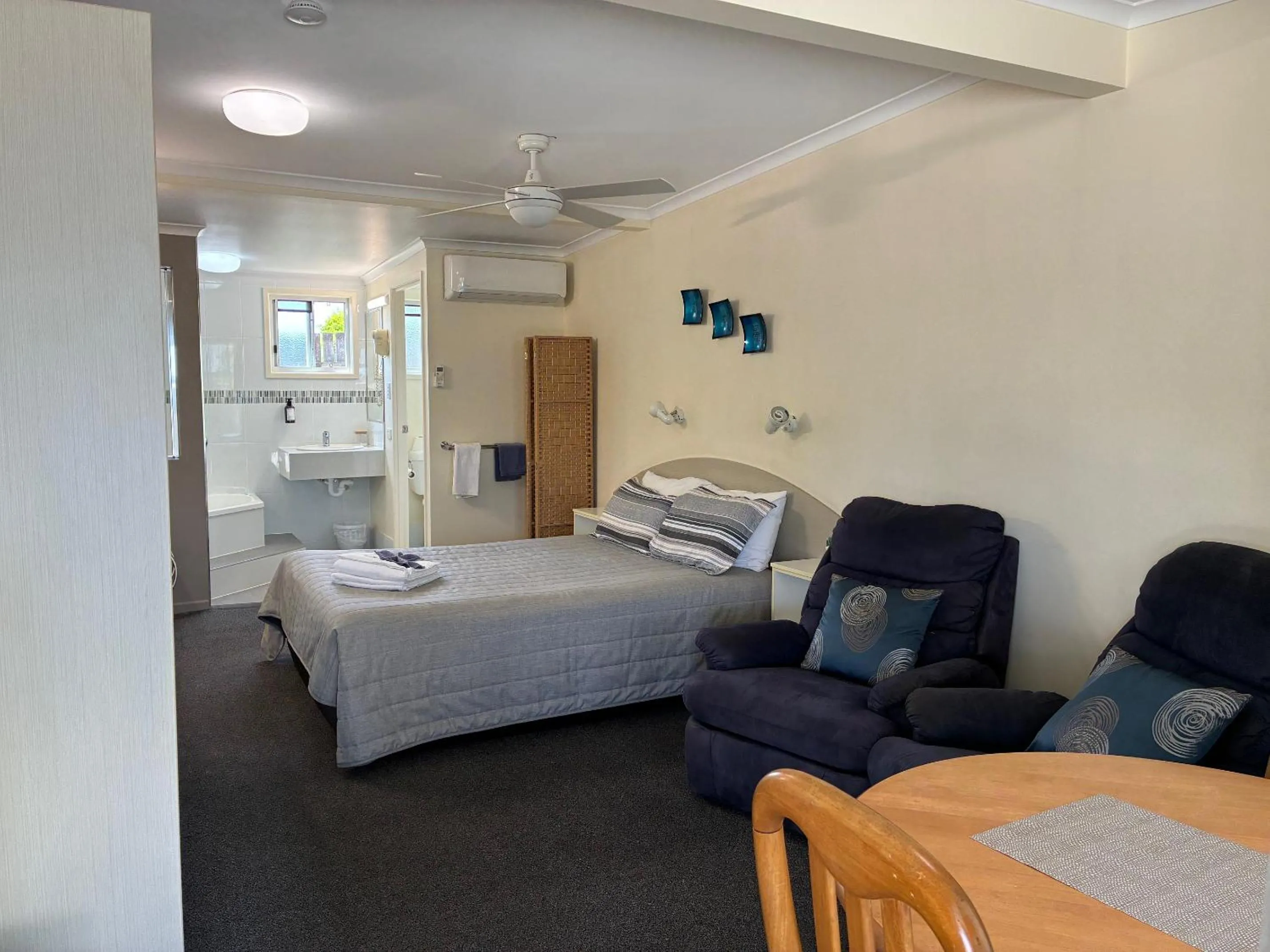 Photo of the whole room, Bed in Shady Rest Motel