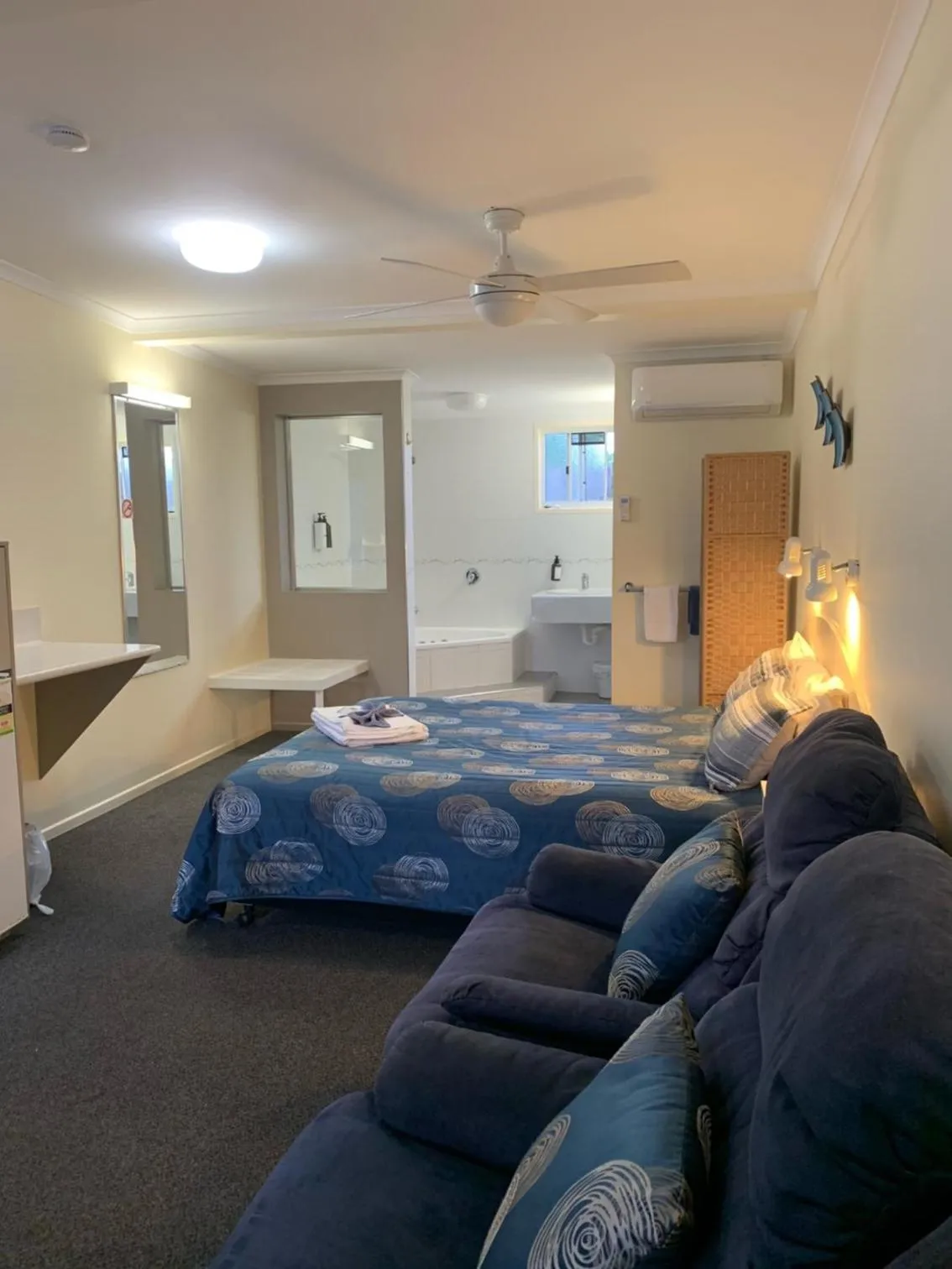 Queen Room with Spa Bath in Shady Rest Motel