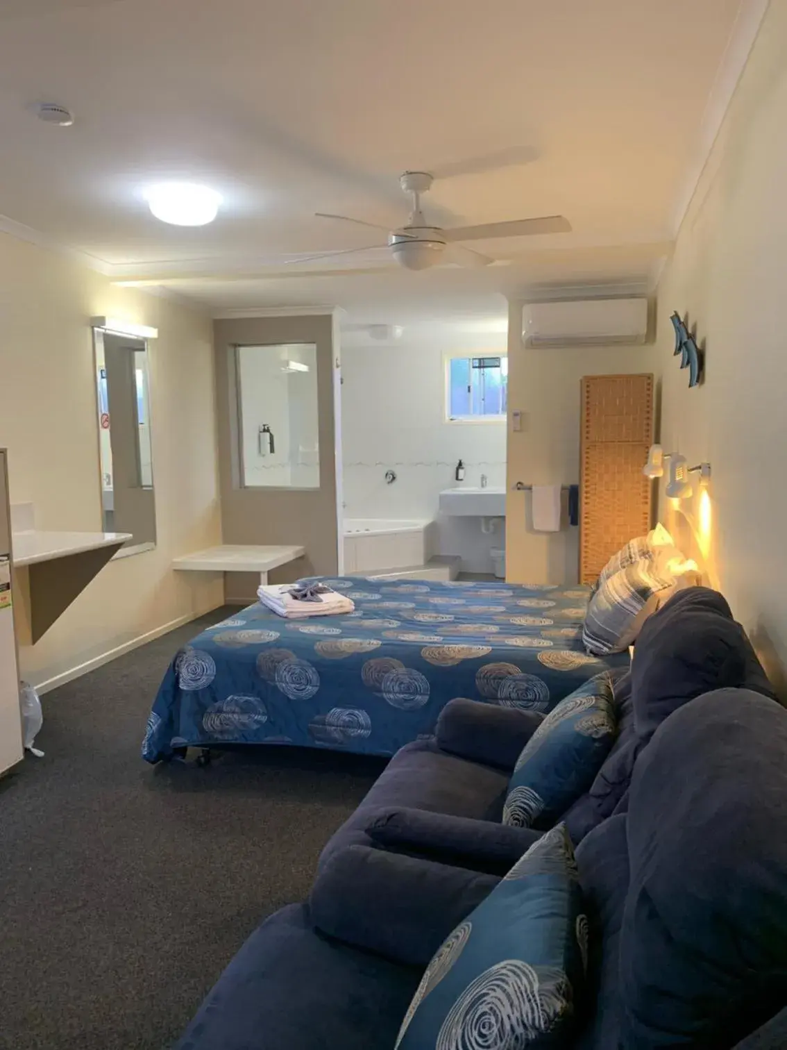 Queen Room with Spa Bath in Shady Rest Motel Queen Room with Spa Bath in Shady Rest Motel