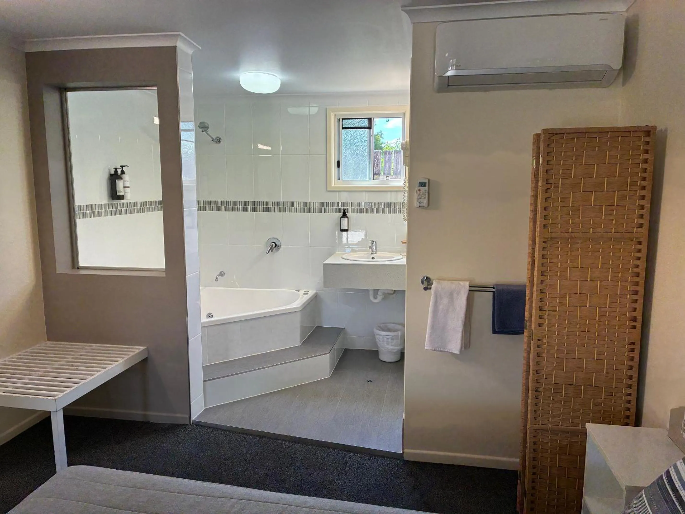 Bathroom in Shady Rest Motel