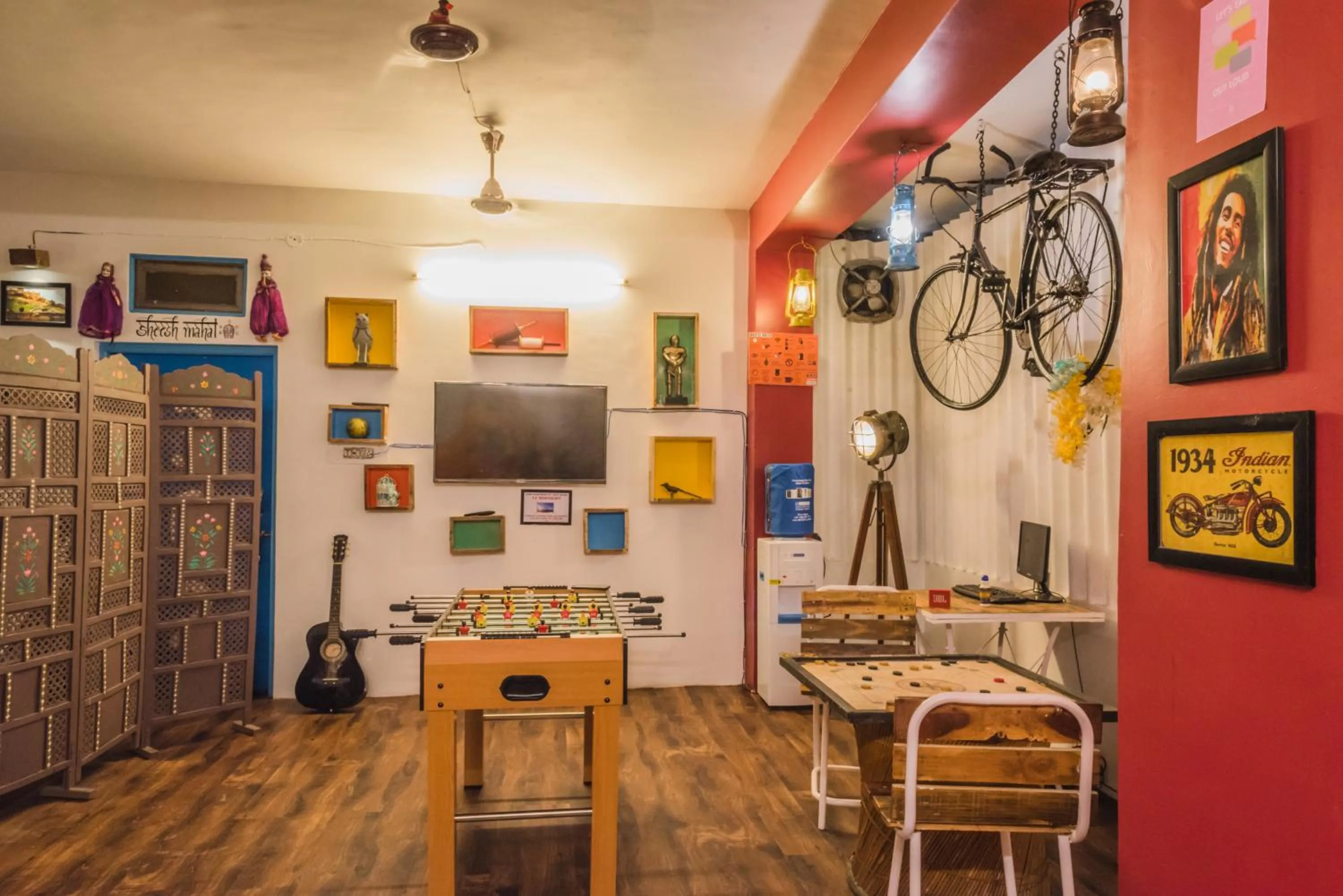 Communal lounge/ TV room in Zostel Jodhpur, Clock Tower